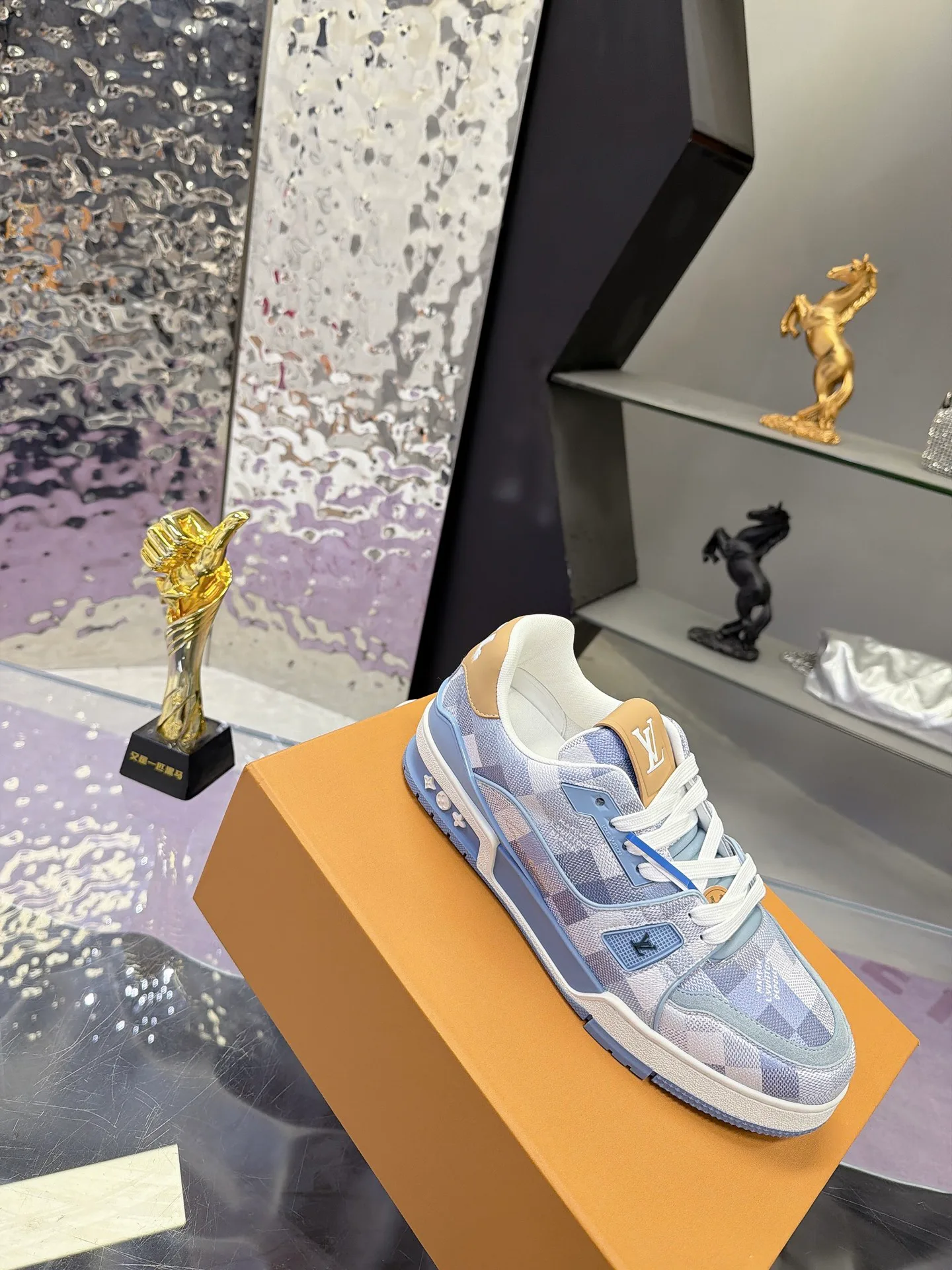 Women's Sneakers LOUIS VUITTON 18104018