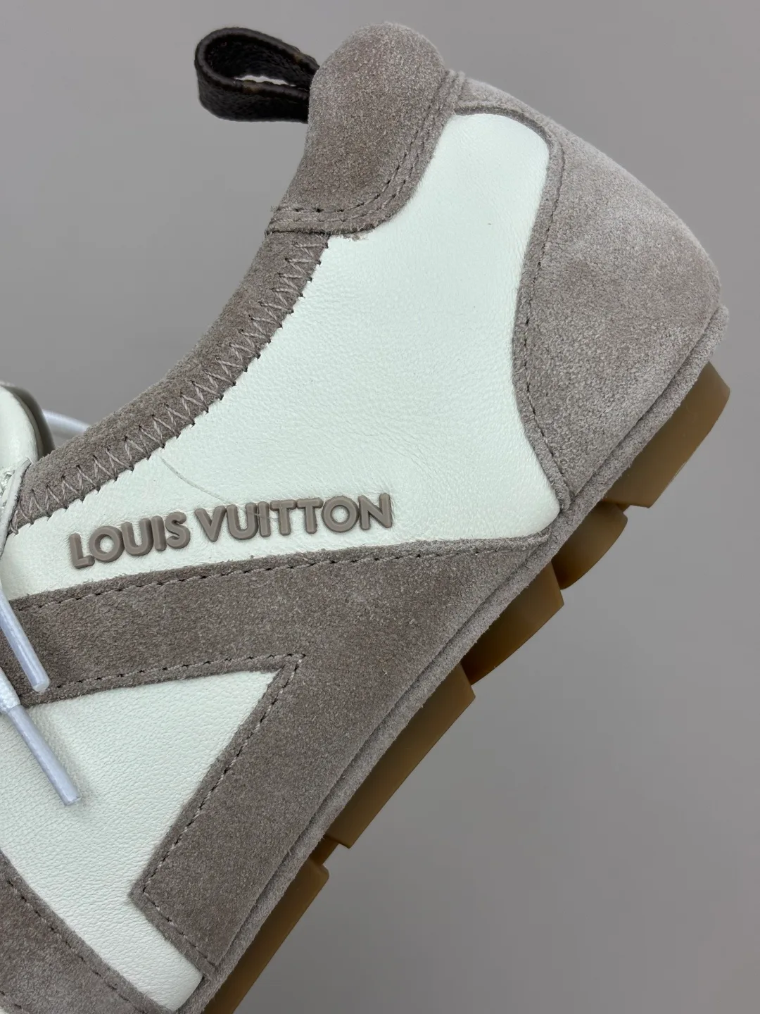 Women's Sneakers LOUIS VUITTON 18006205