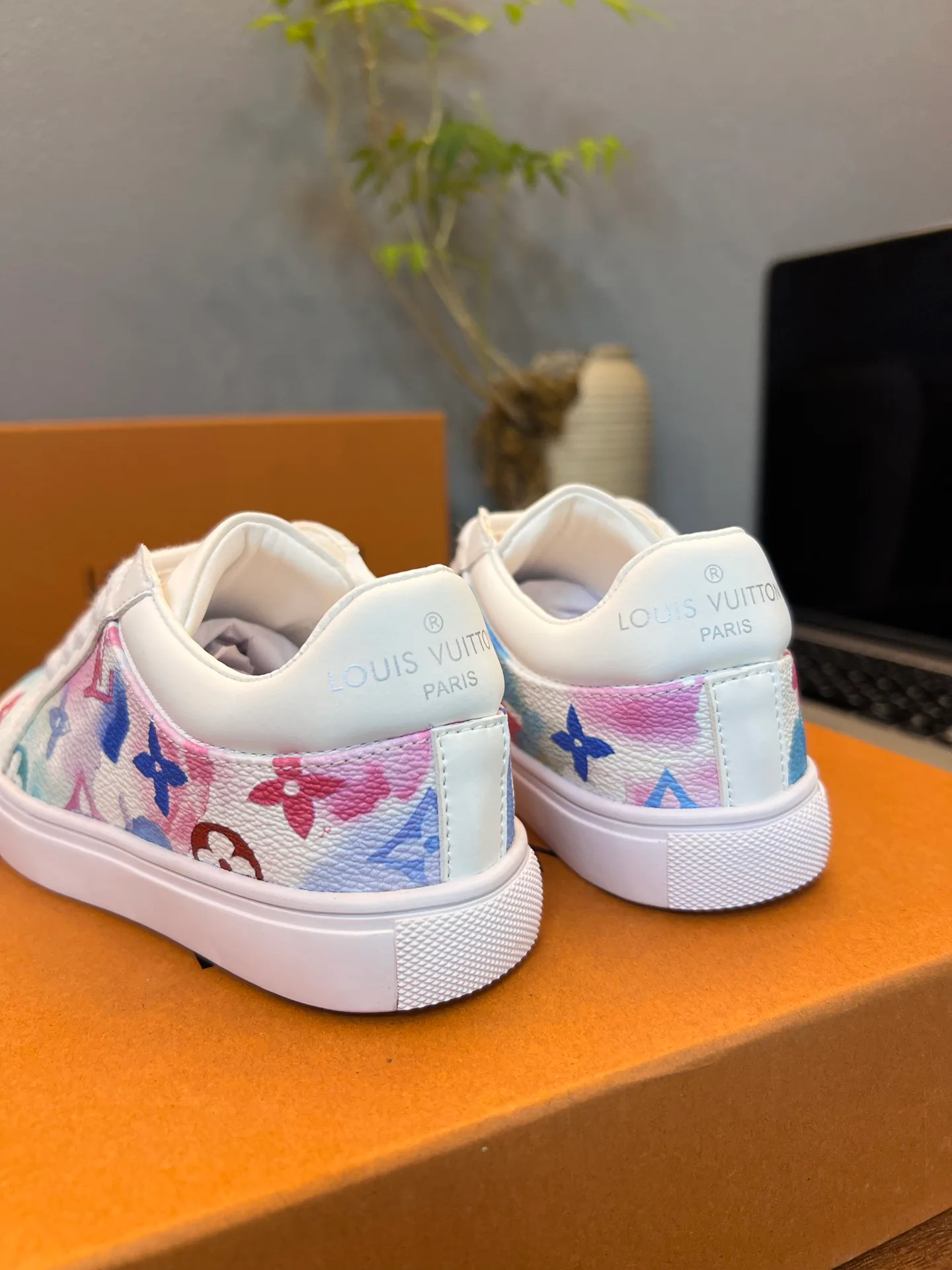 Women's Sneakers LOUIS VUITTON 18077544