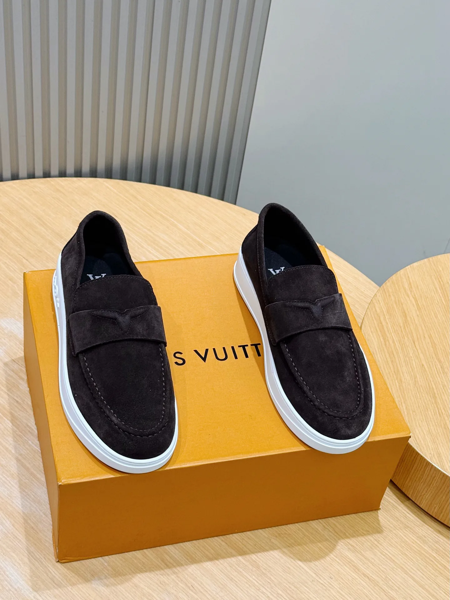 Men's Loafers And Dress Shoes LOUIS VUITTON 18100912