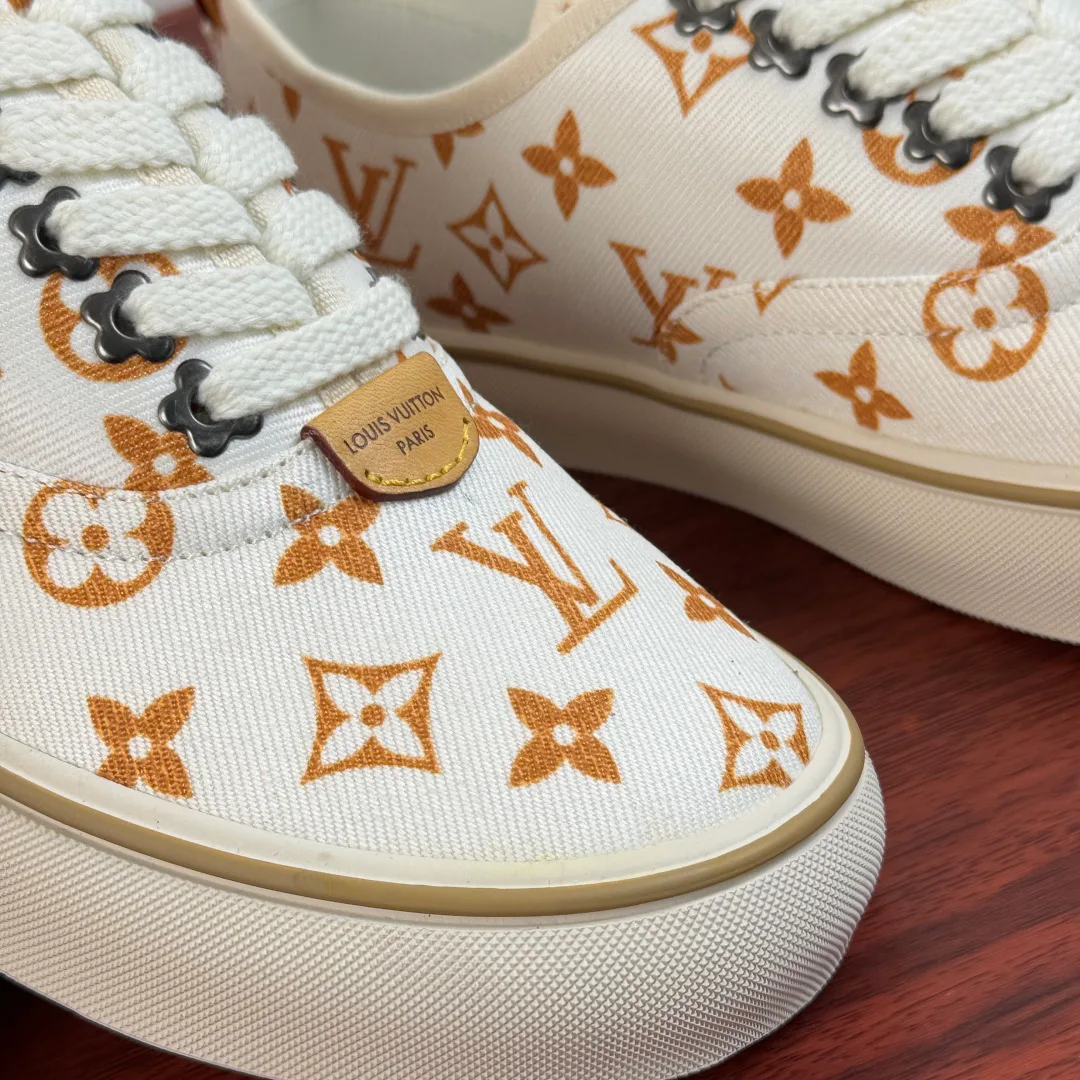 Men's Sneakers LOUIS VUITTON 18100539