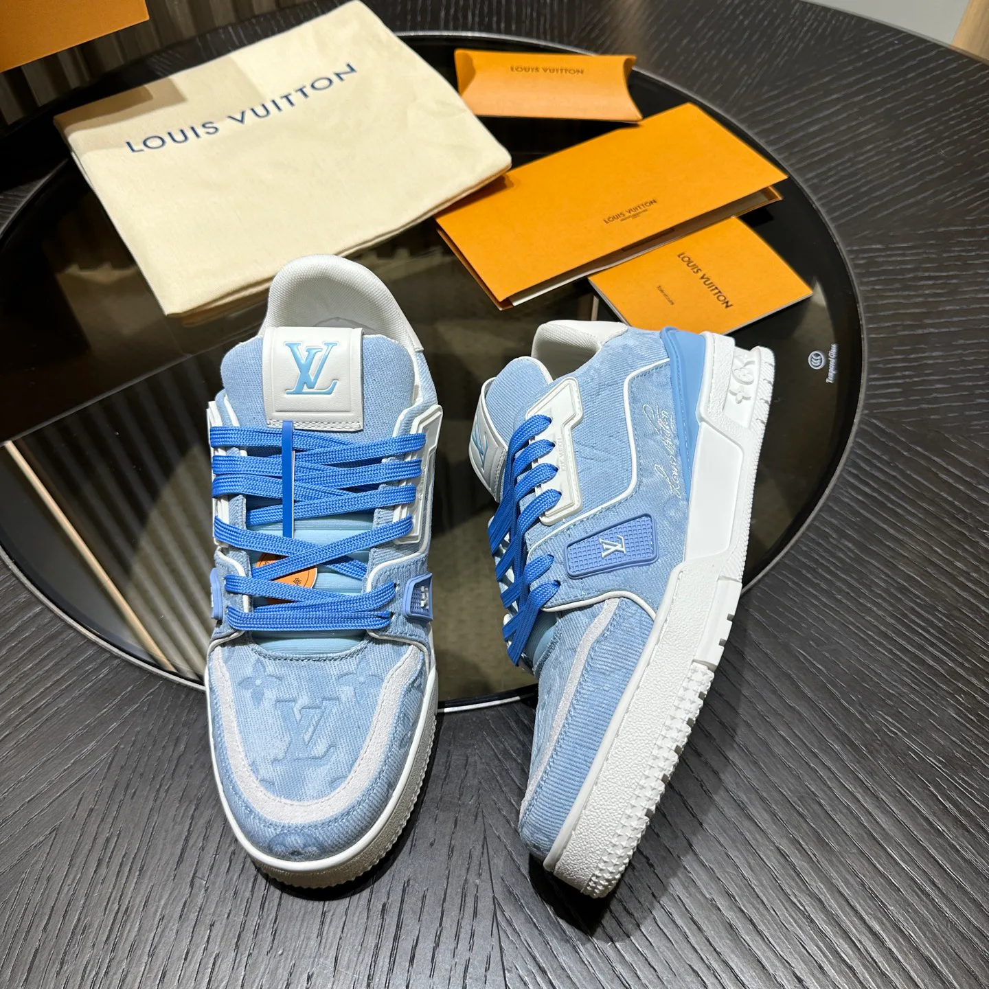 Women's Sneakers LOUIS VUITTON 18192502