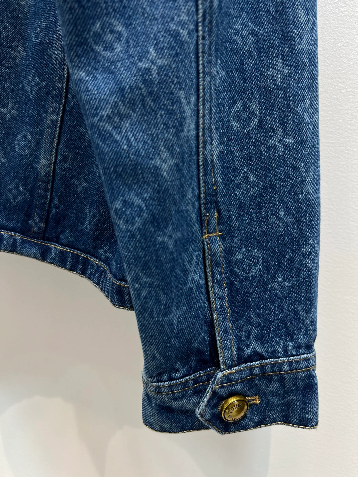 Women's Jackets And Down Jackets LOUIS VUITTON 18408127