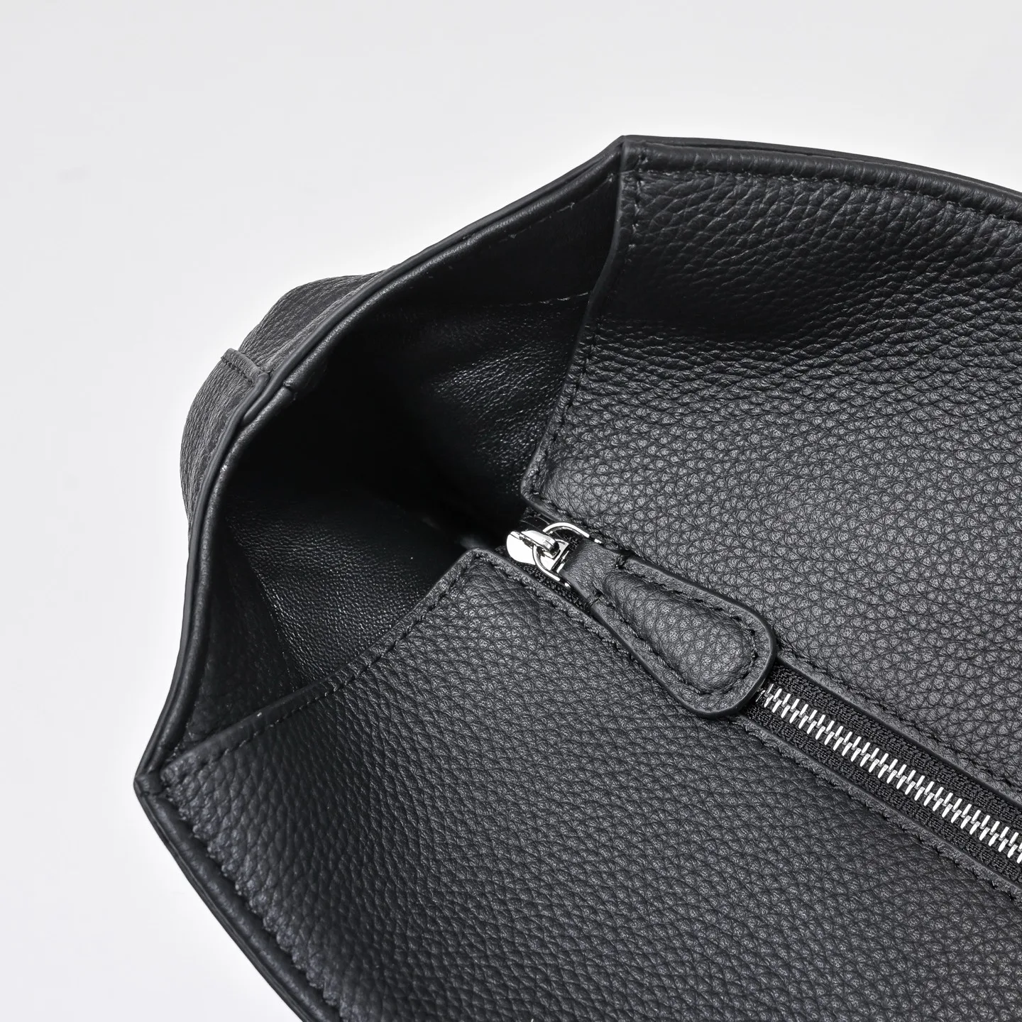 Women's Classic Handbags THE ROW 17449005