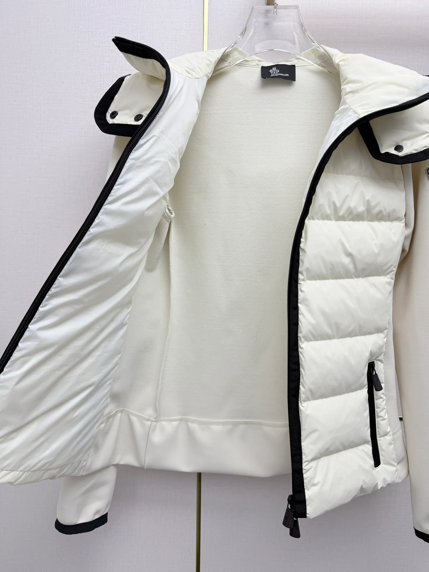 Women's Jackets And Down Jackets MONCLER 18435808