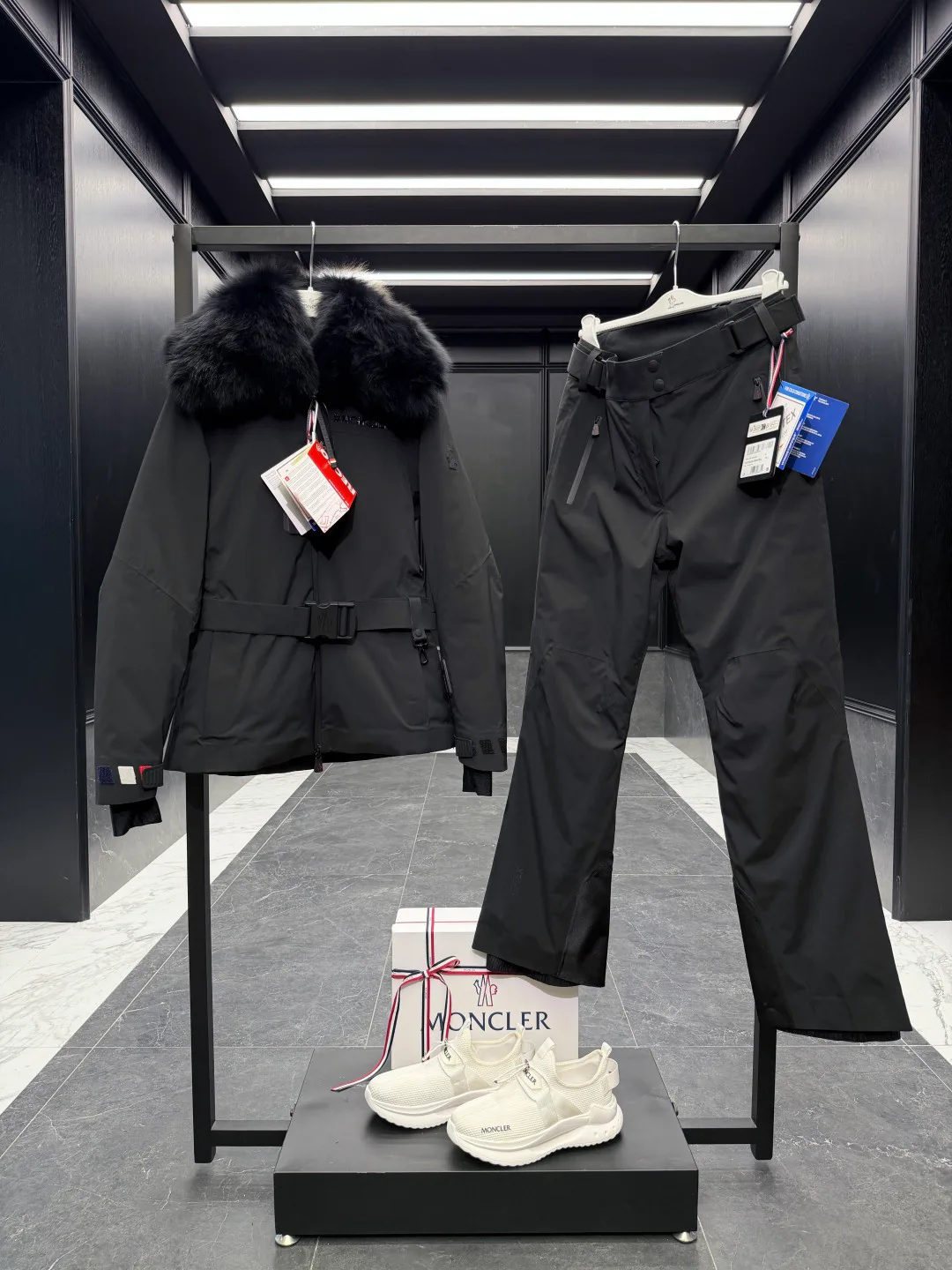 Women's Jackets And Down Jackets MONCLER 18134286