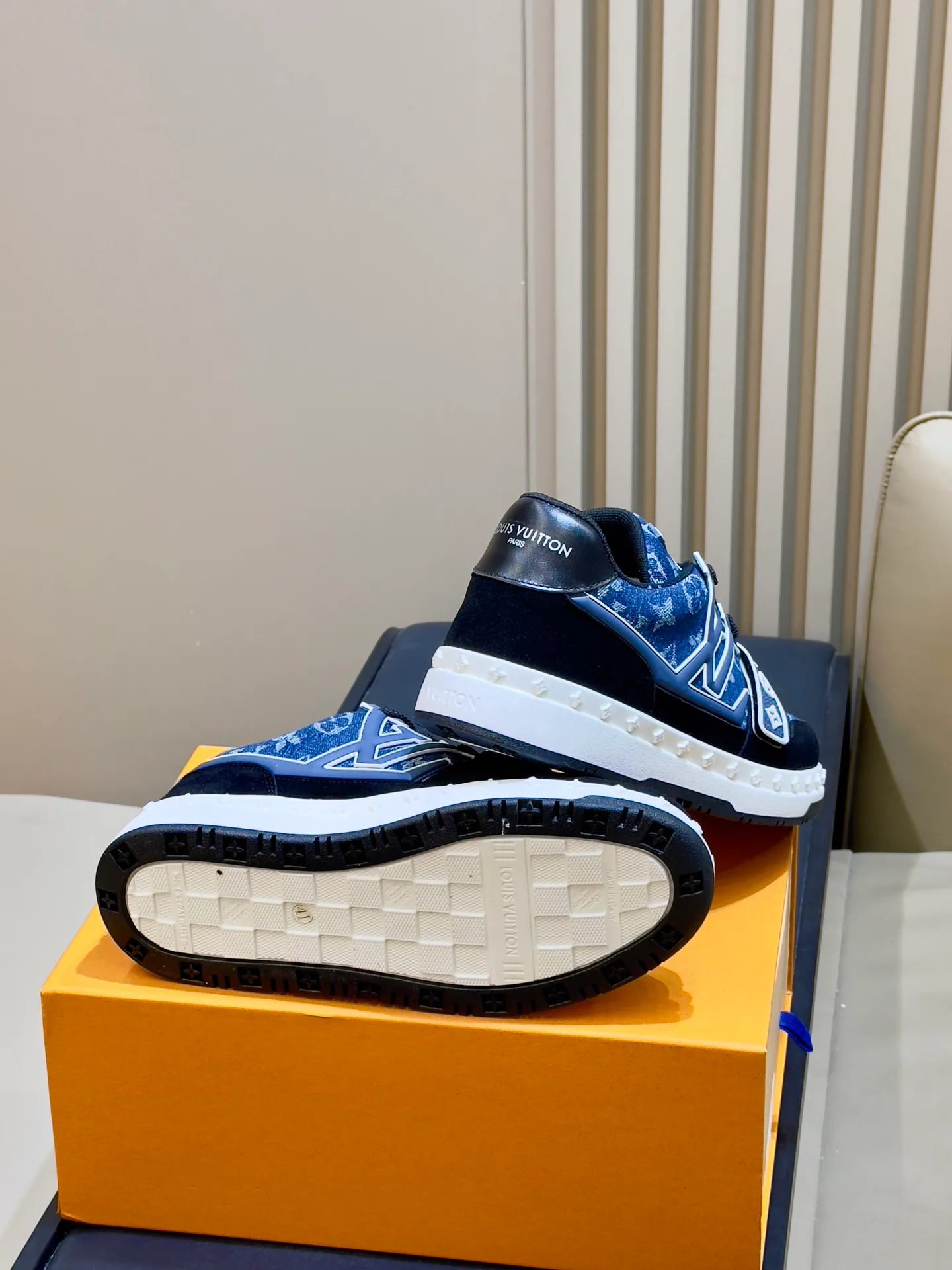 Women's Sneakers LOUIS VUITTON 18073550