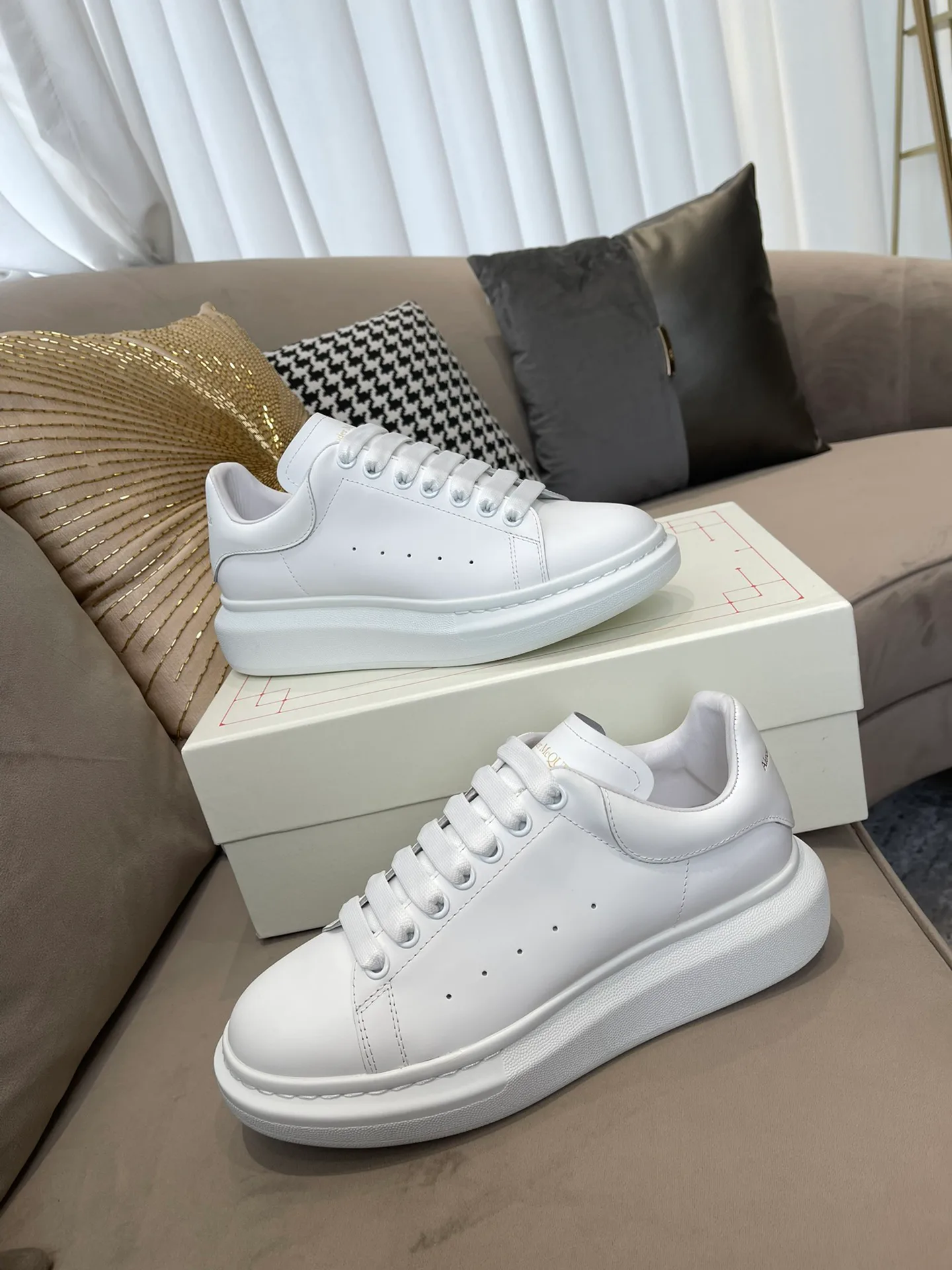 Women's Sneakers ALEXANDER MCQUEEN 18373670