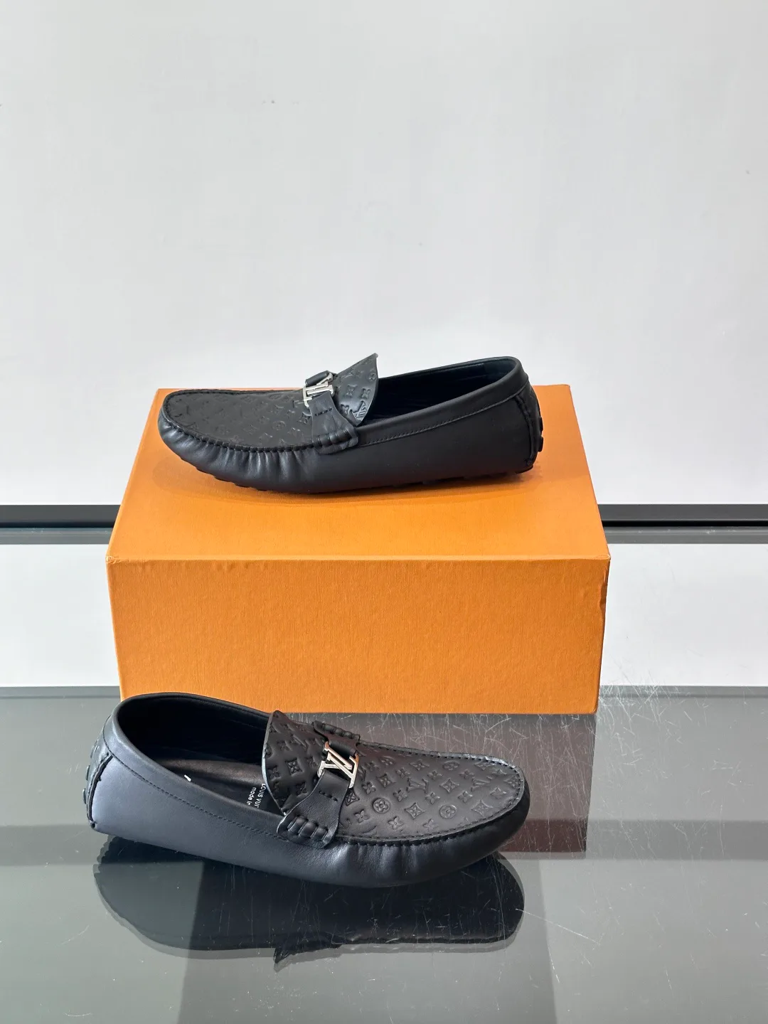 Men's Loafers And Dress Shoes LOUIS VUITTON 17760945