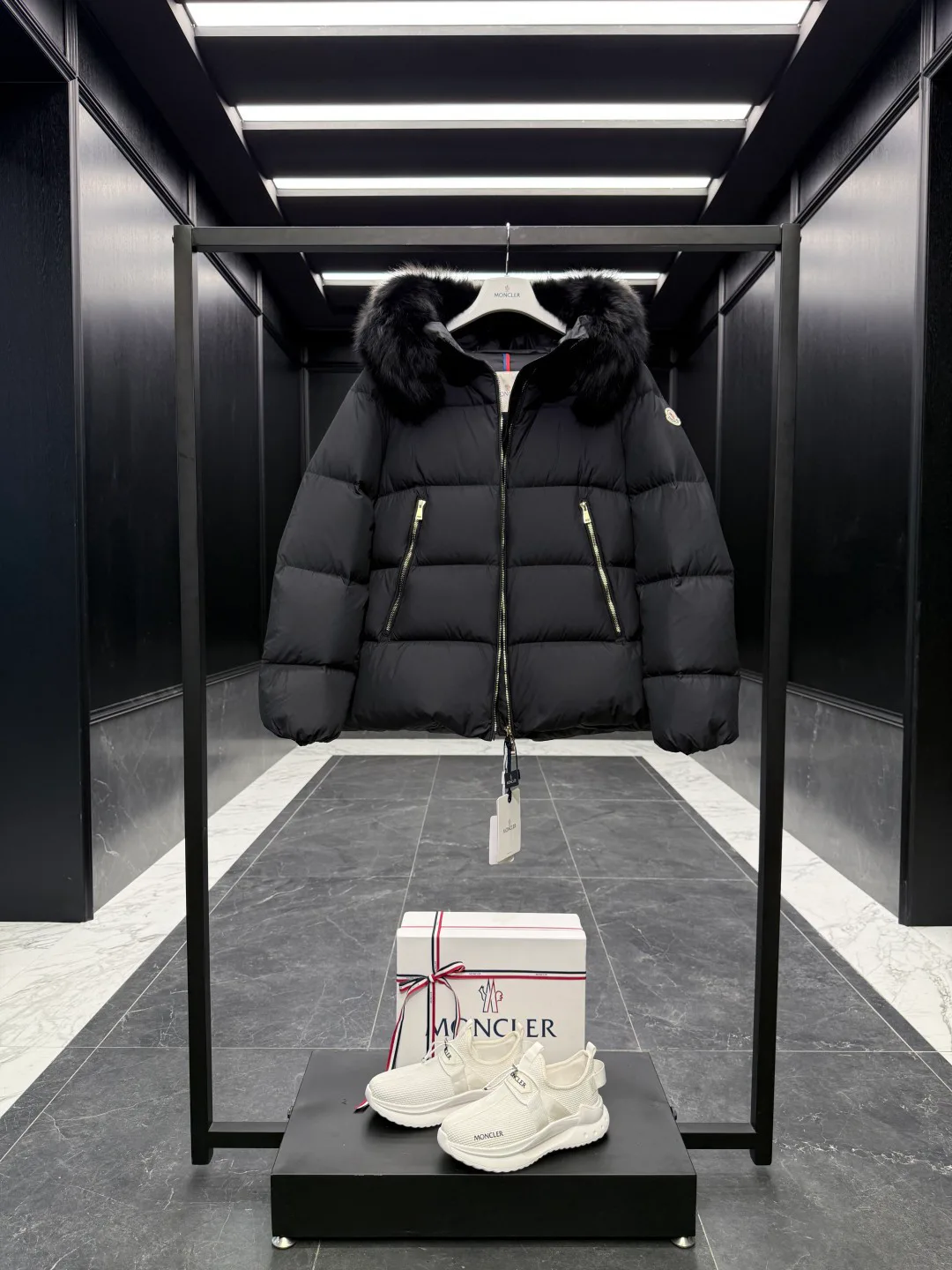 Women's Jackets And Down Jackets MONCLER 18510381