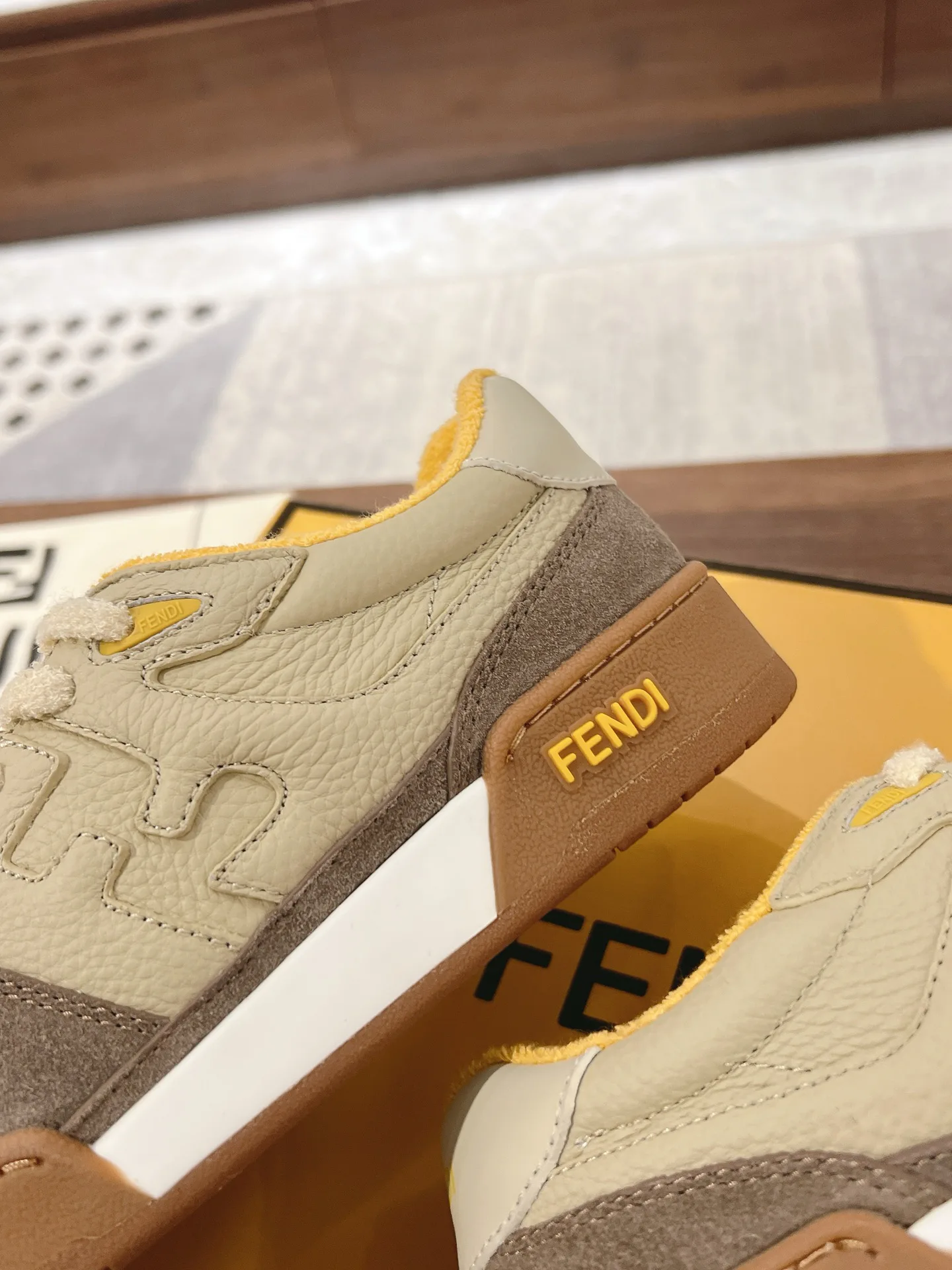 Women's Sneakers FENDI 18219593