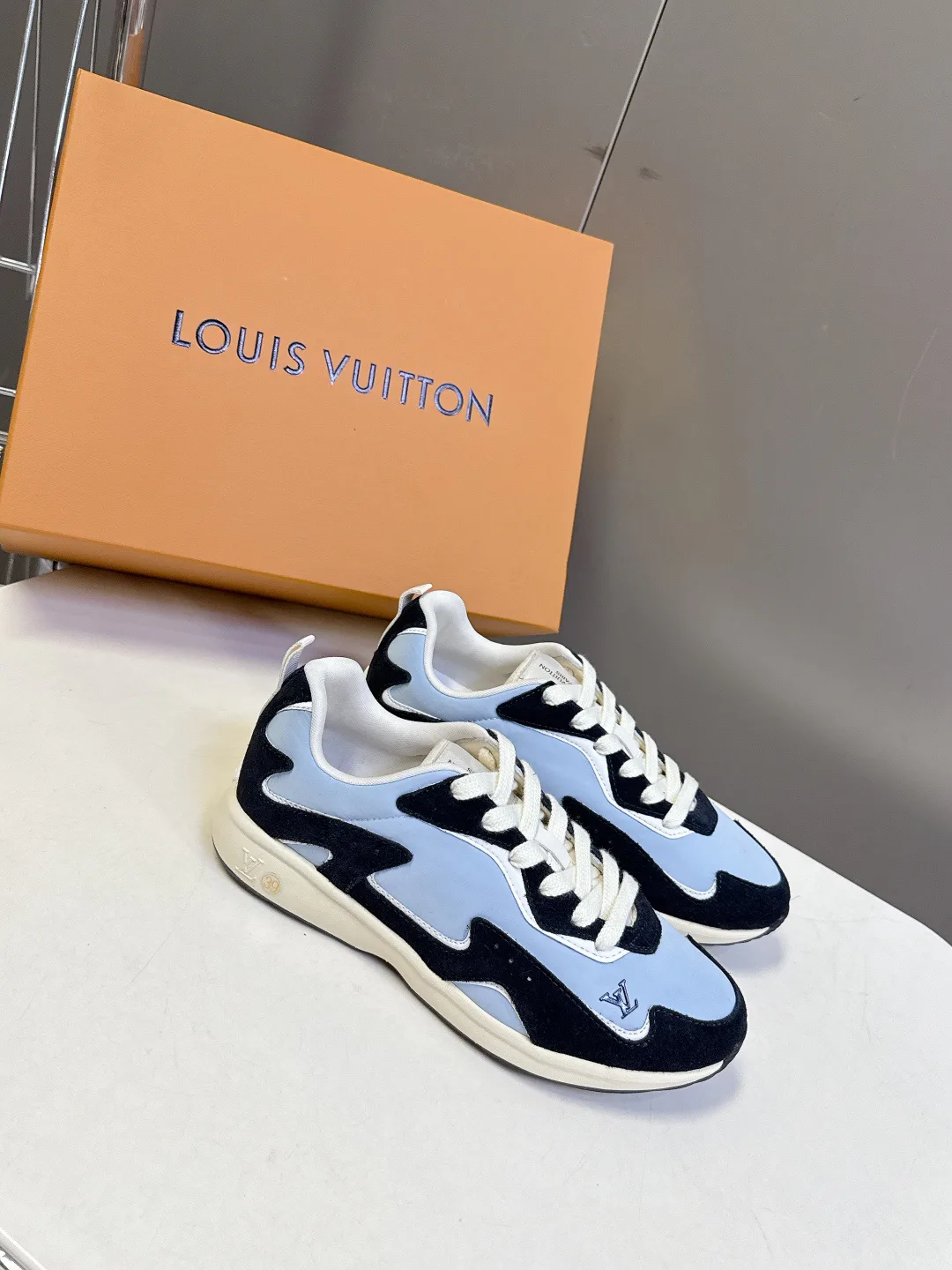 Men's Sneakers LOUIS VUITTON 18404680