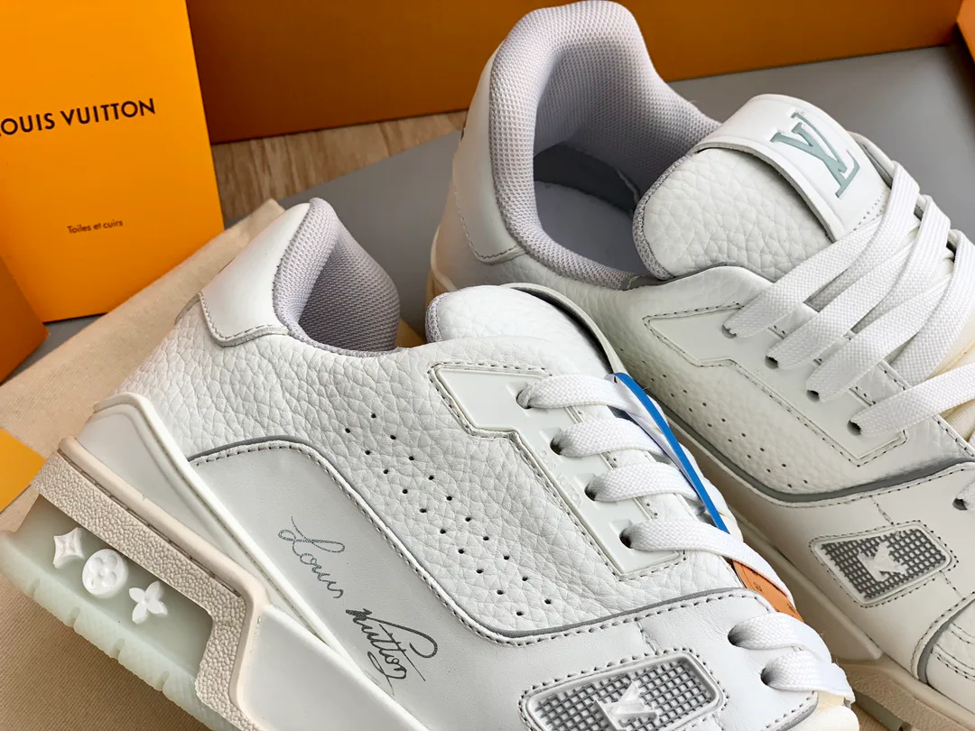 Women's Sneakers LOUIS VUITTON 18014139
