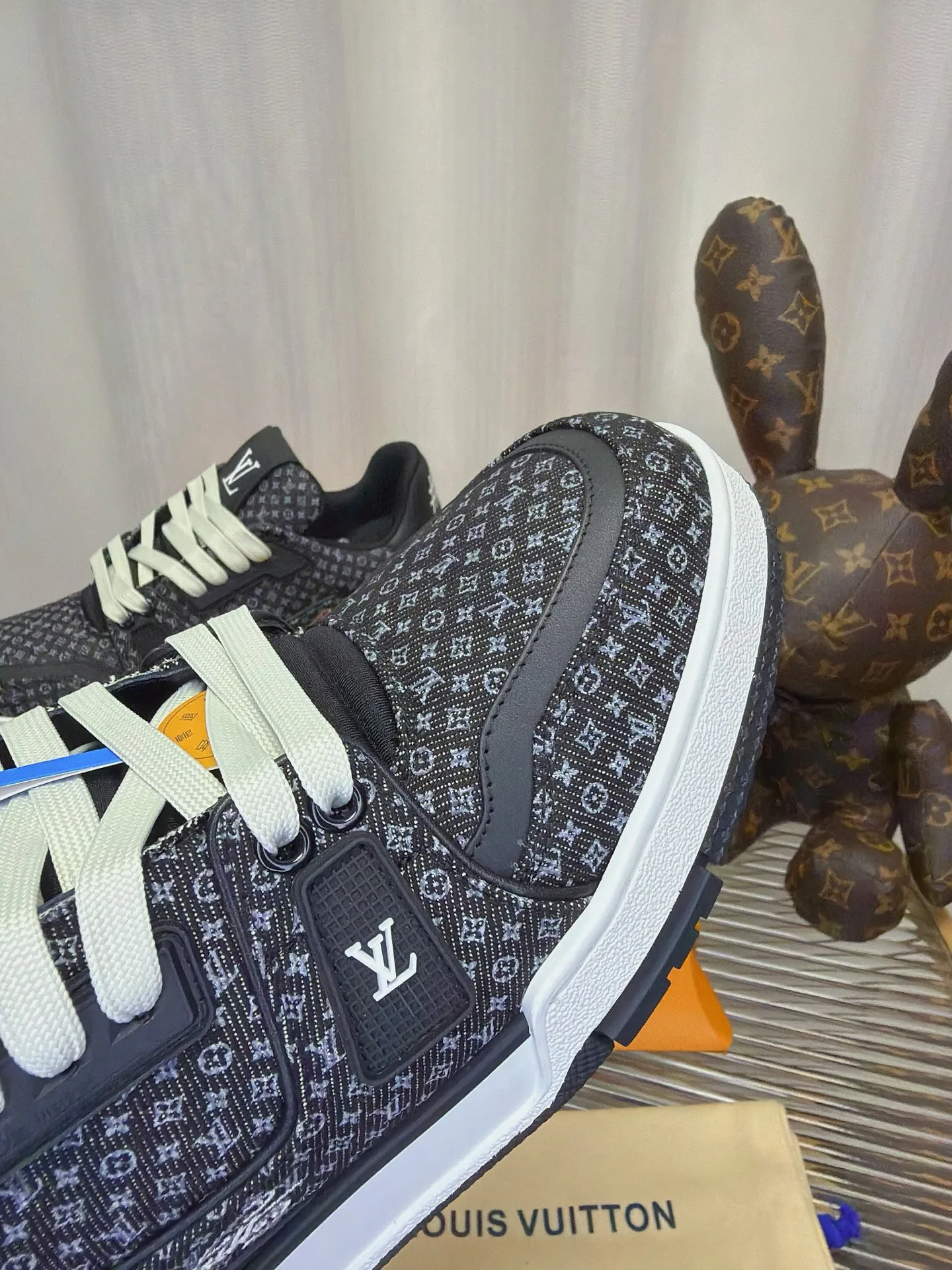 Women's Sneakers LOUIS VUITTON 18234386