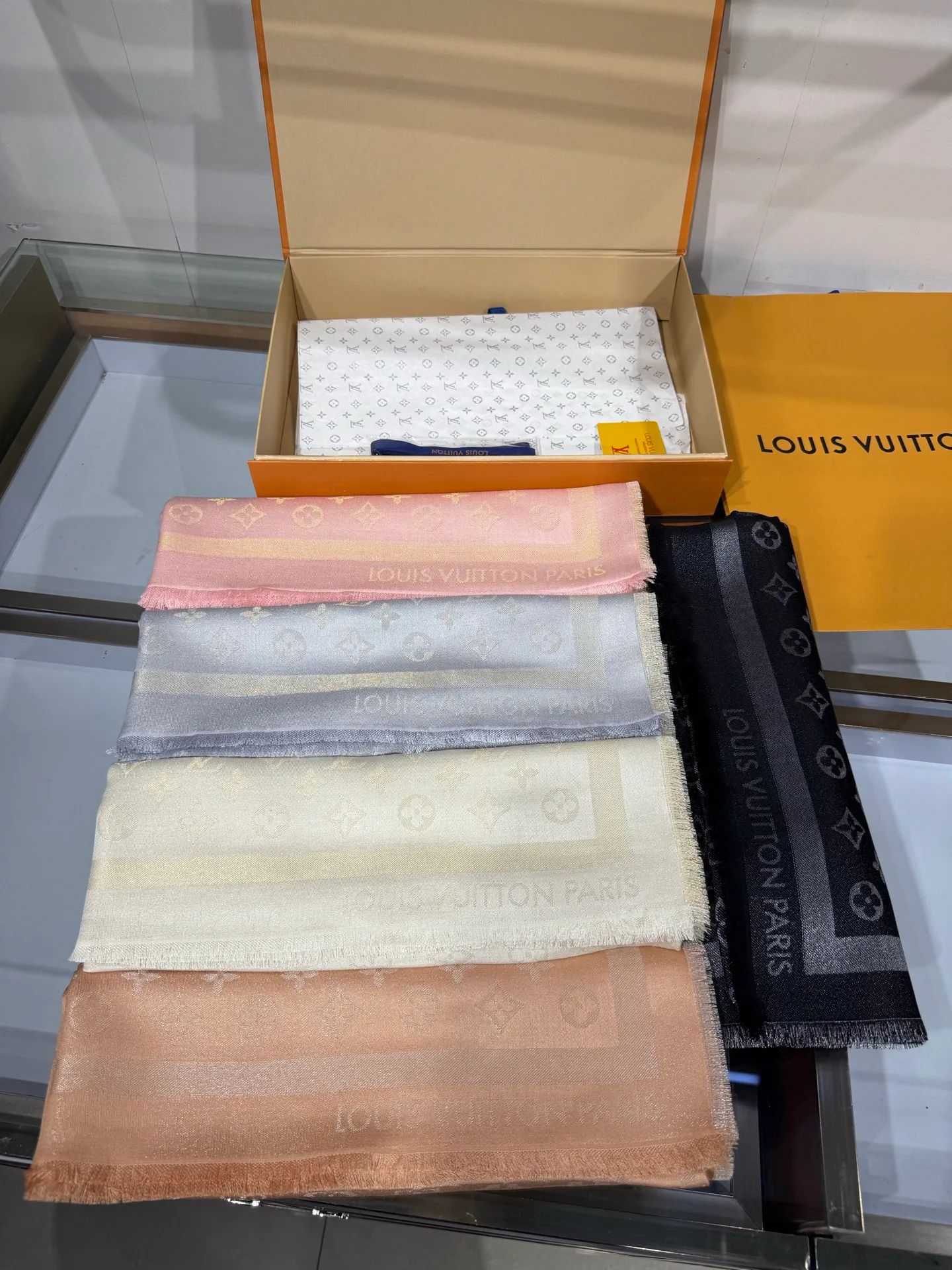 Scarves LOUIS VUITTON 17795653