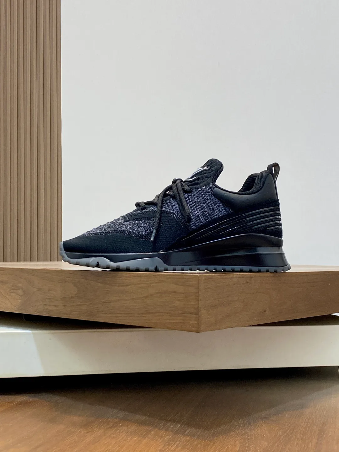 Men's Sneakers LOUIS VUITTON 18078938