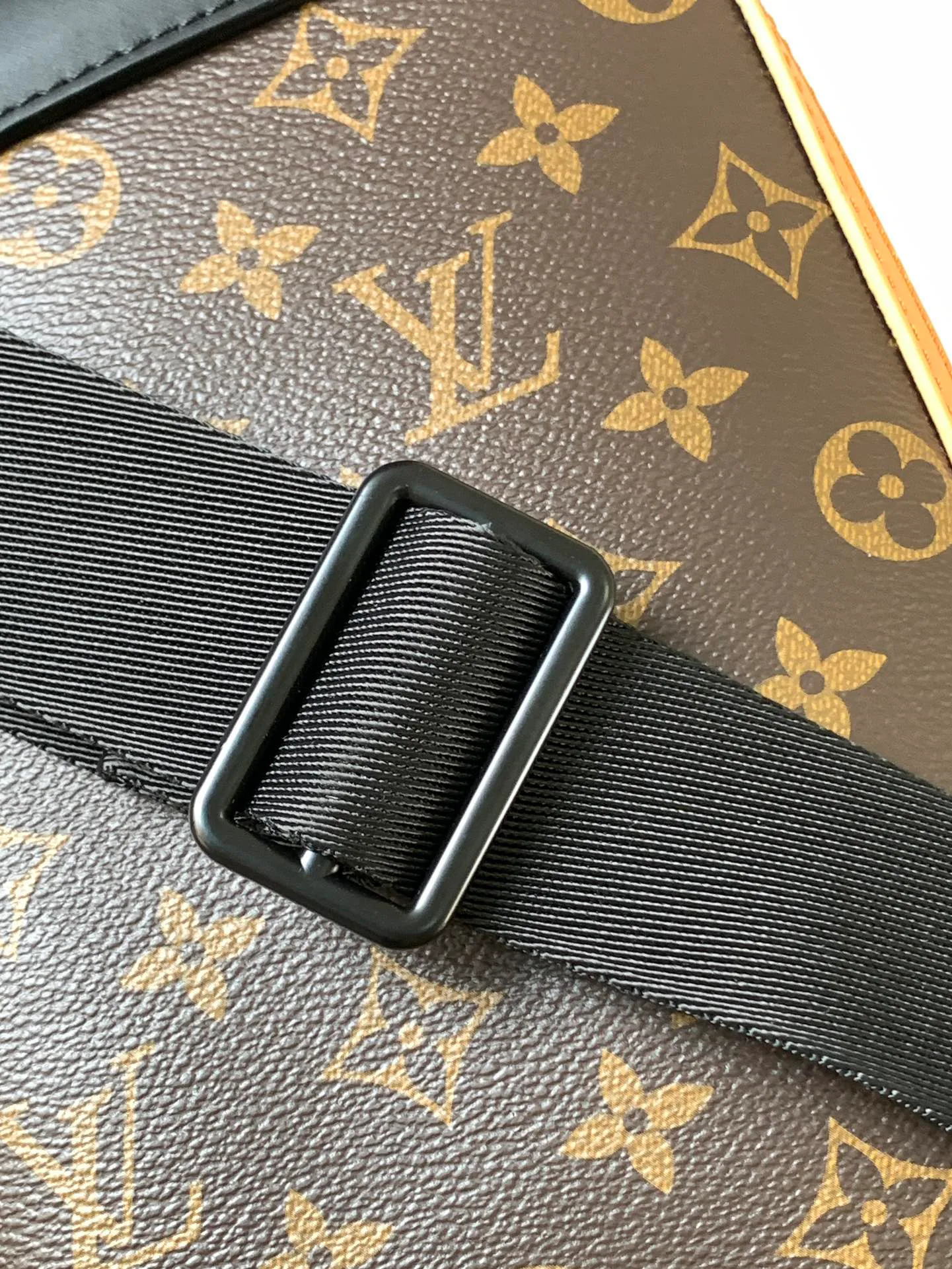 Women's Shoulder Bags LOUIS VUITTON 17948730