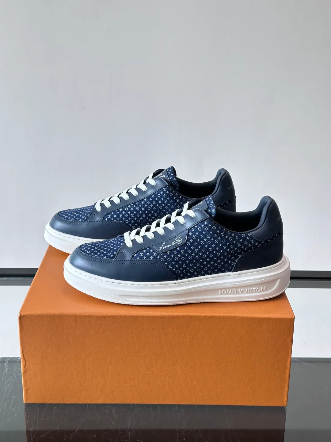 Women's Sneakers LOUIS VUITTON 18119008
