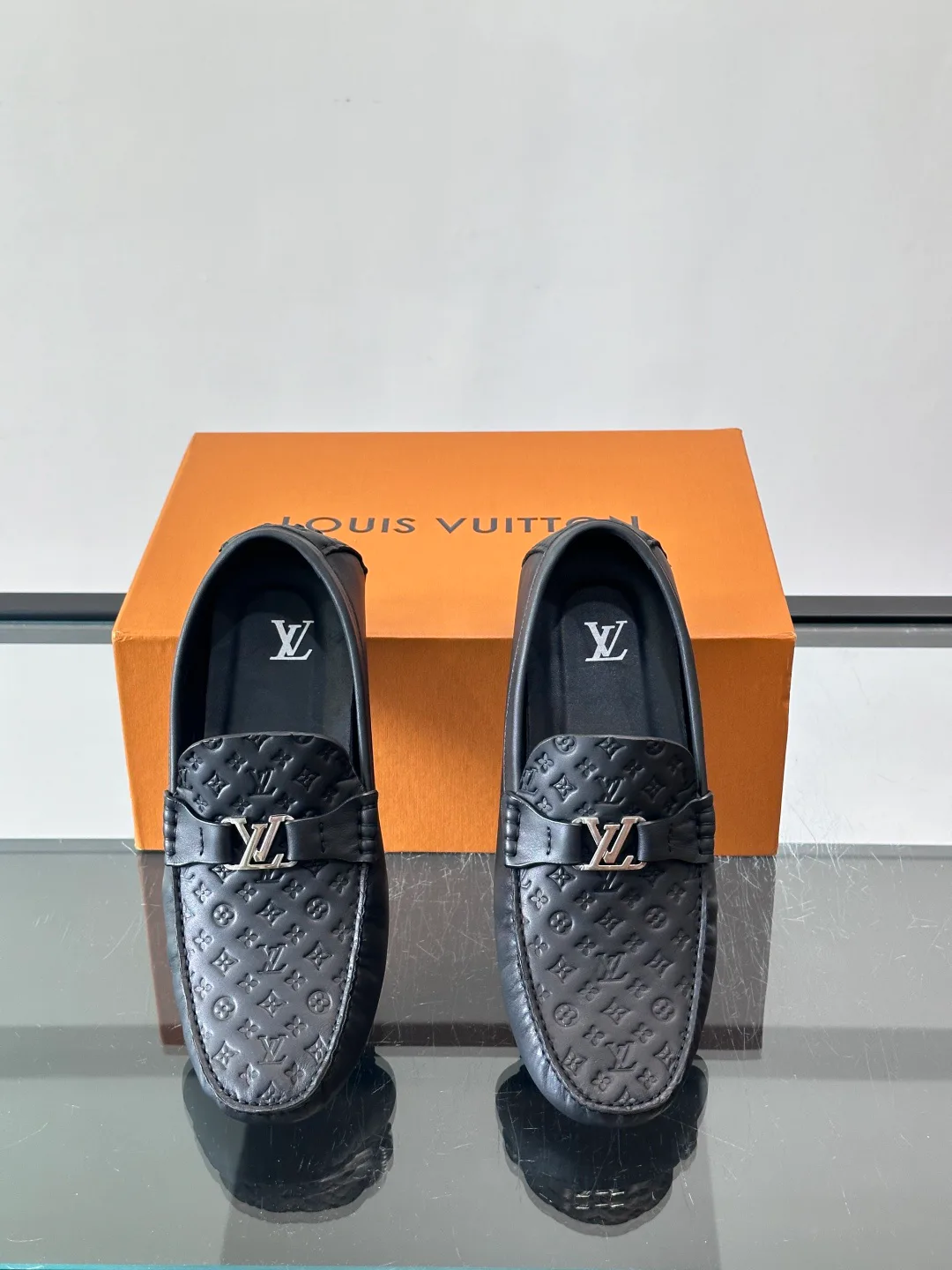 Men's Loafers And Dress Shoes LOUIS VUITTON 17760945