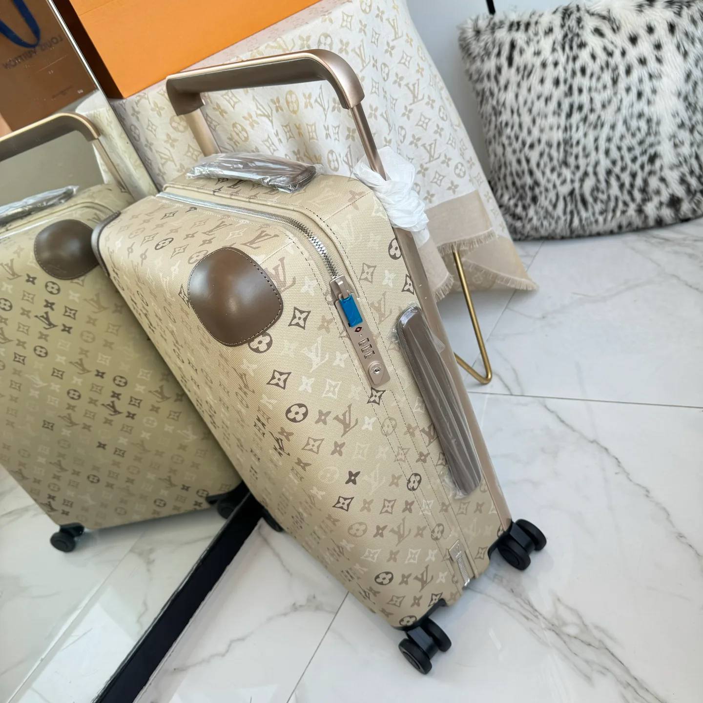 Suitcases LOUIS VUITTON 17675231