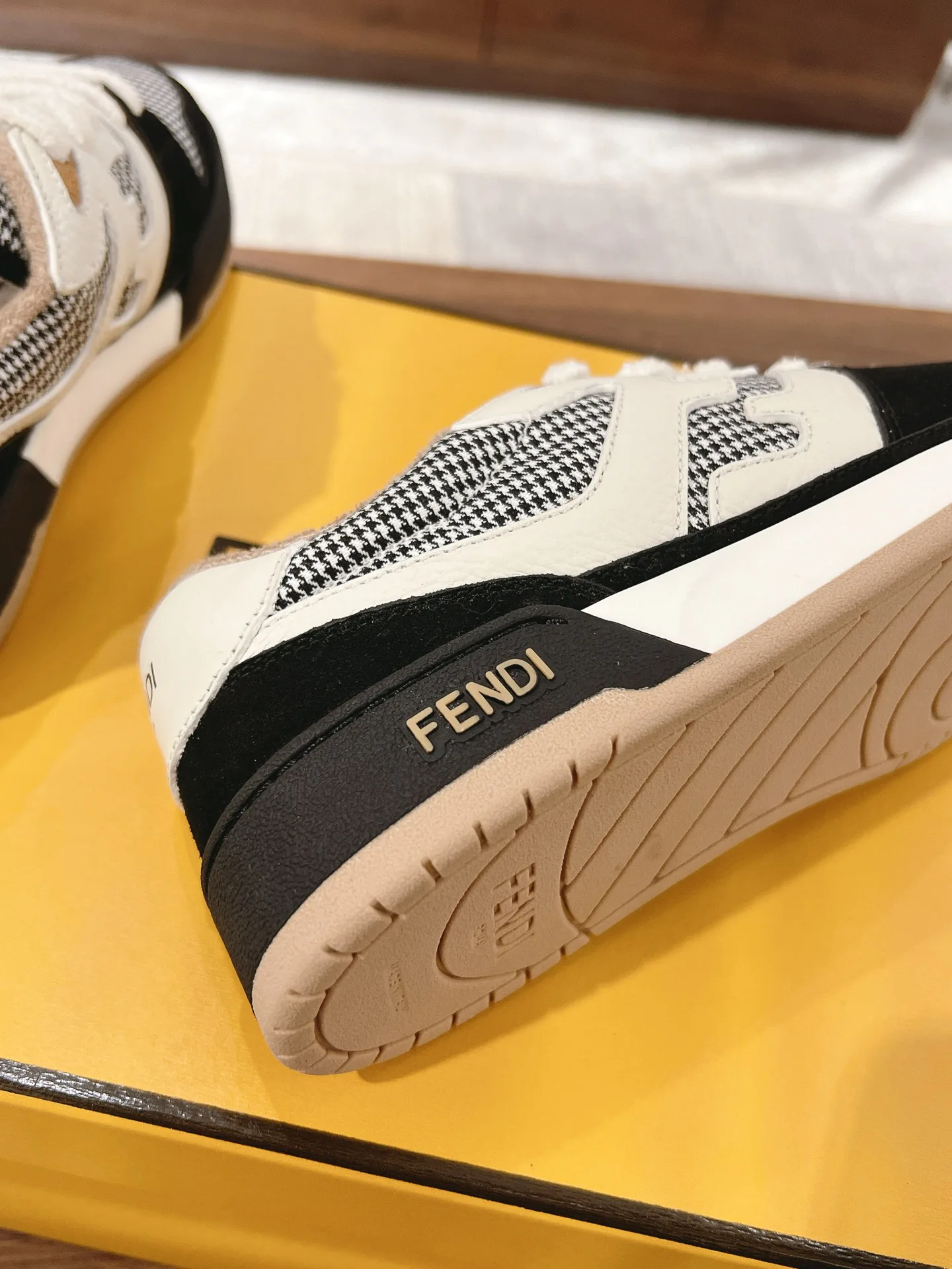 Women's Sneakers FENDI 18219592