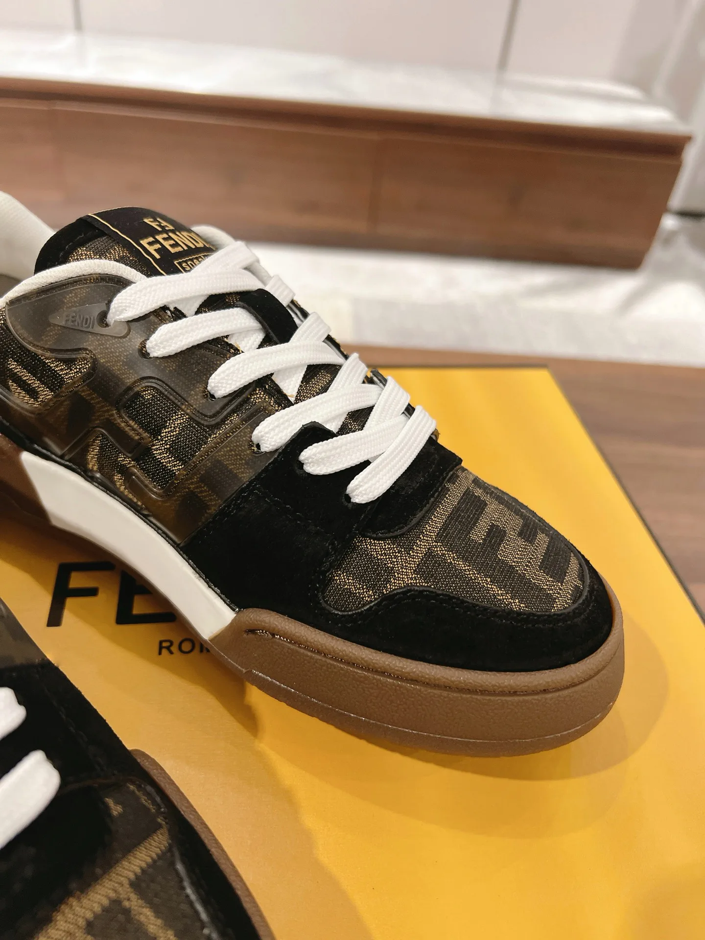 Women's Sneakers FENDI 18219605