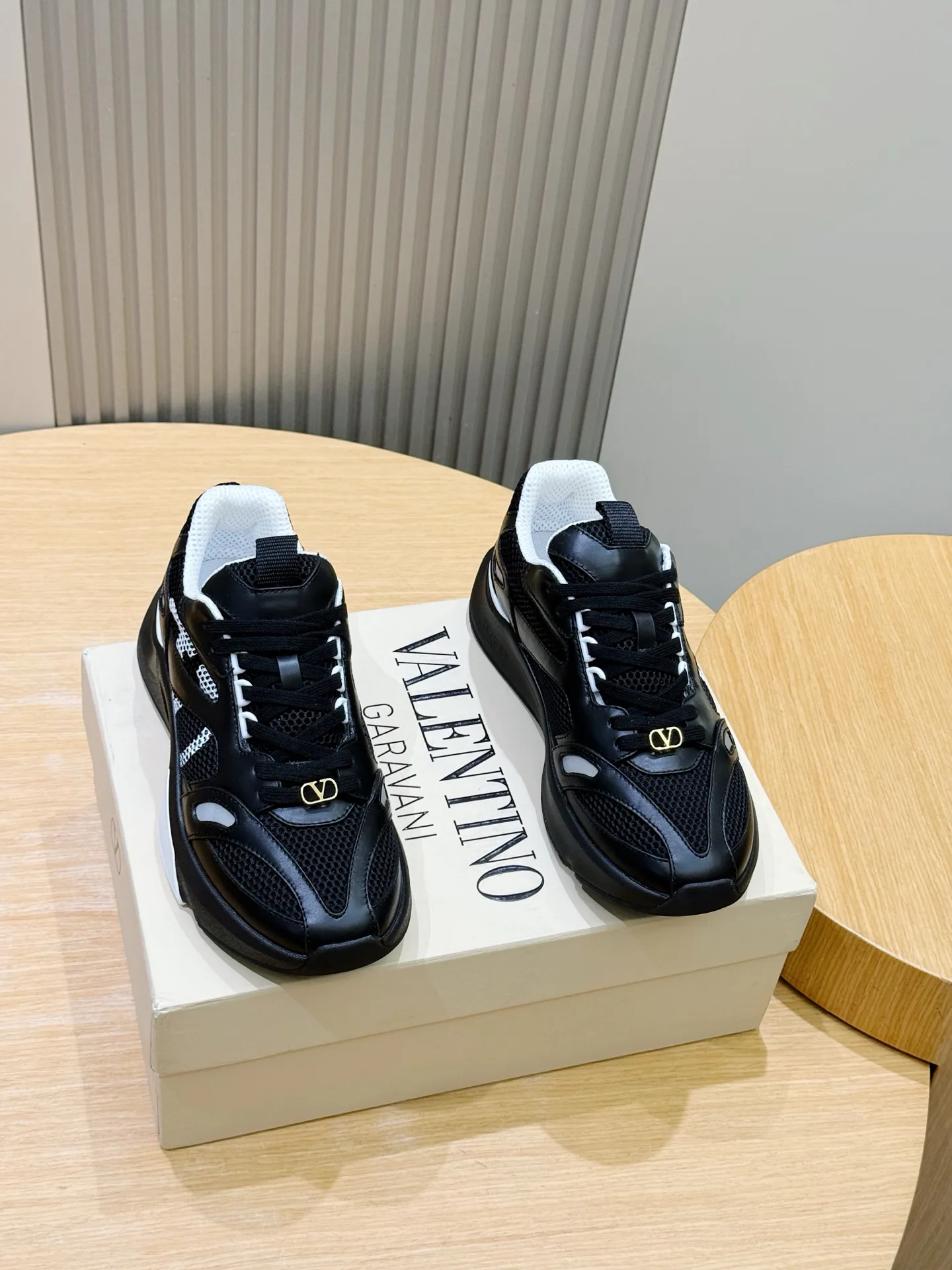 Men's Sneakers VALENTINO 18101552