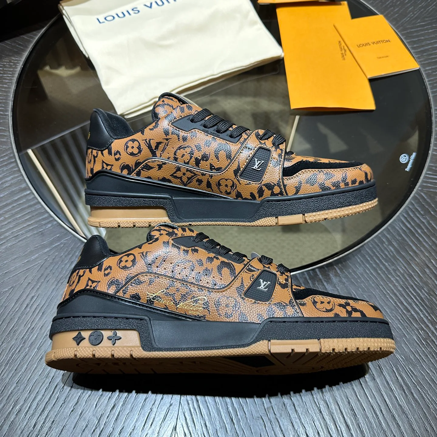Women's Sneakers LOUIS VUITTON 18192442