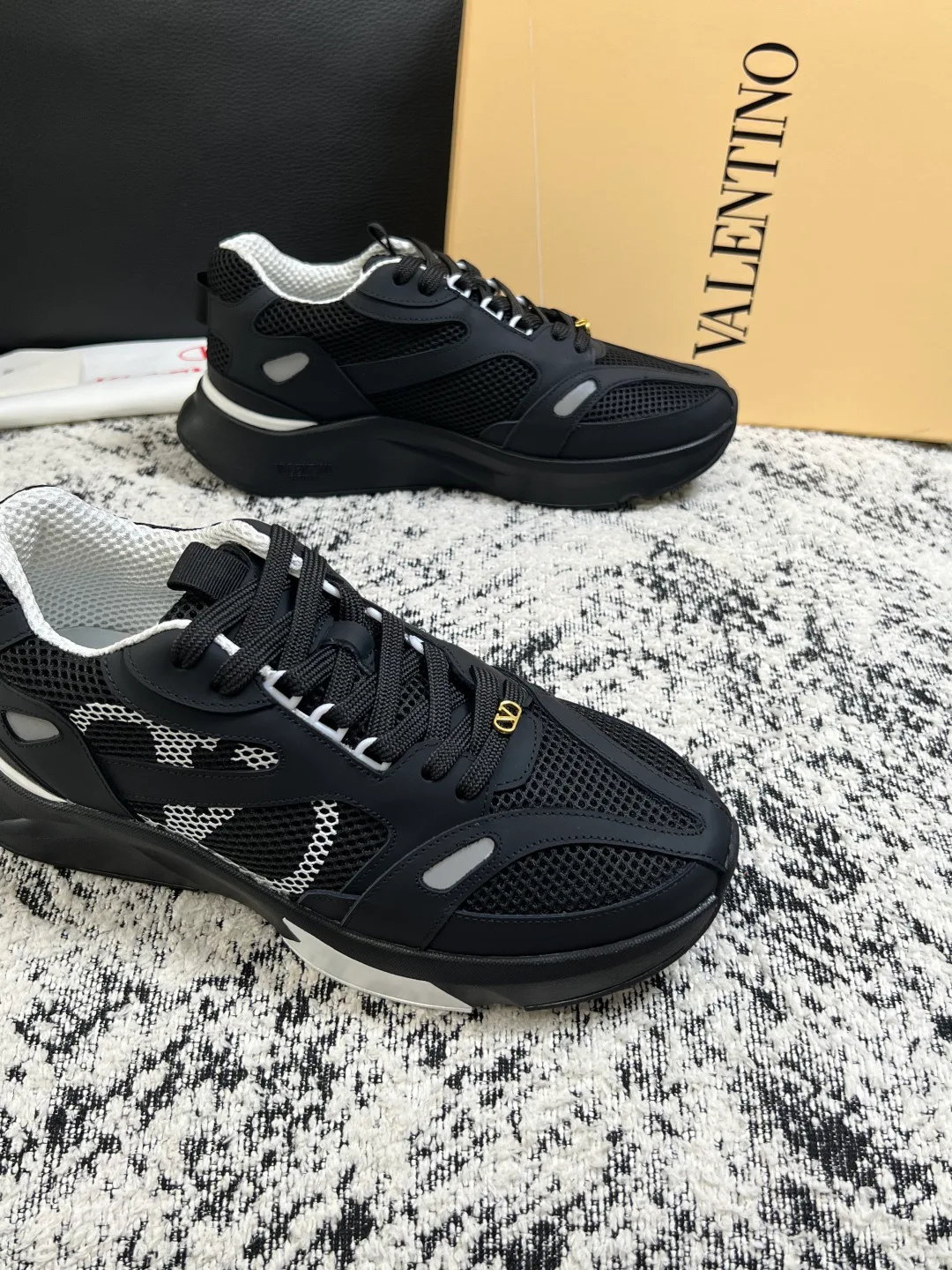 Men's Sneakers VALENTINO 17429899
