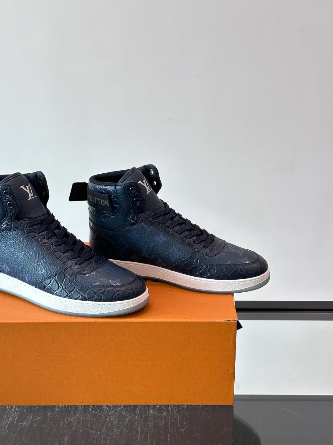 Men's Sneakers LOUIS VUITTON 18400603