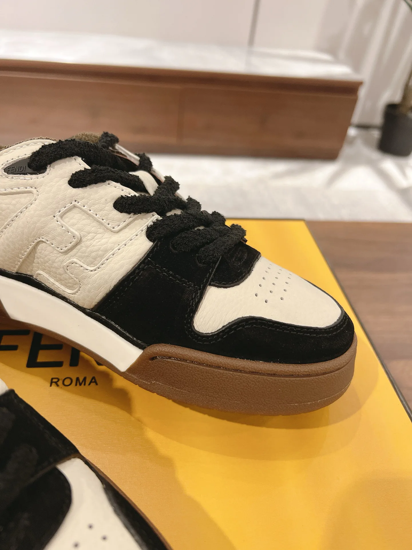 Women's Sneakers FENDI 18219599