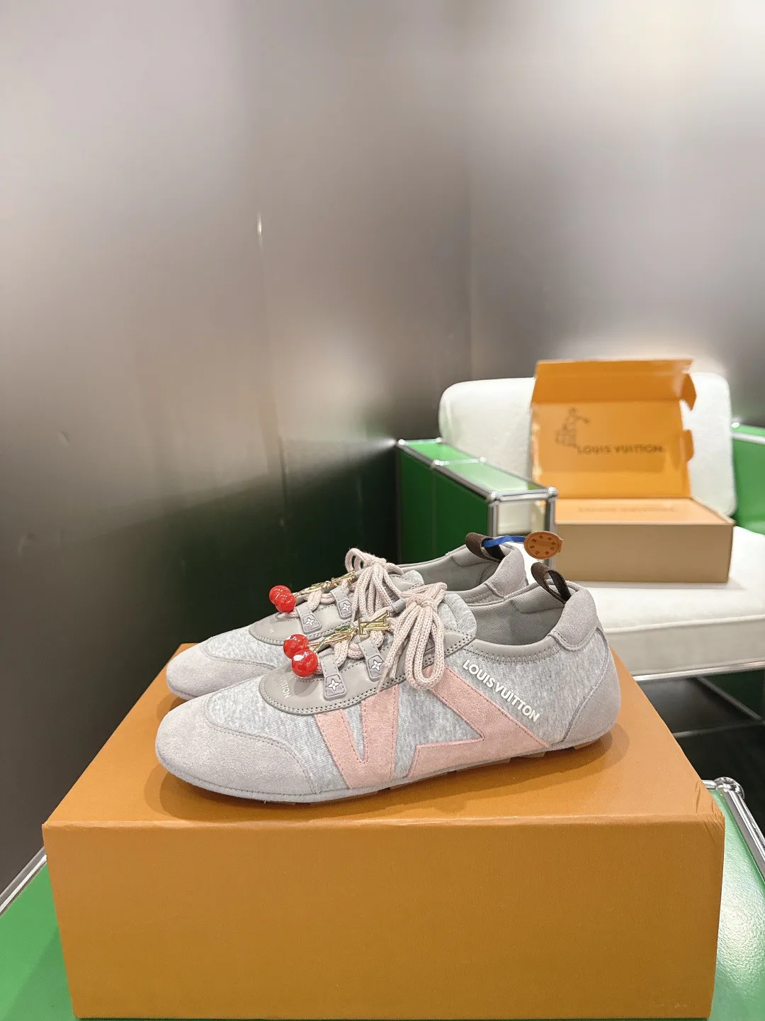 Women's Sneakers LOUIS VUITTON 17699121