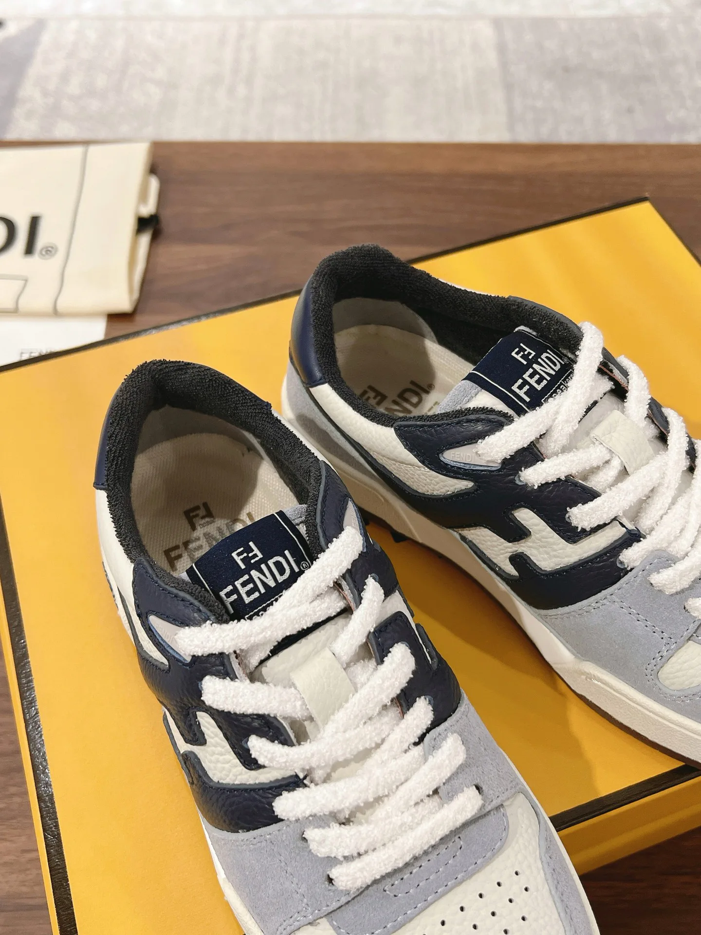 Women's Sneakers FENDI 18219600
