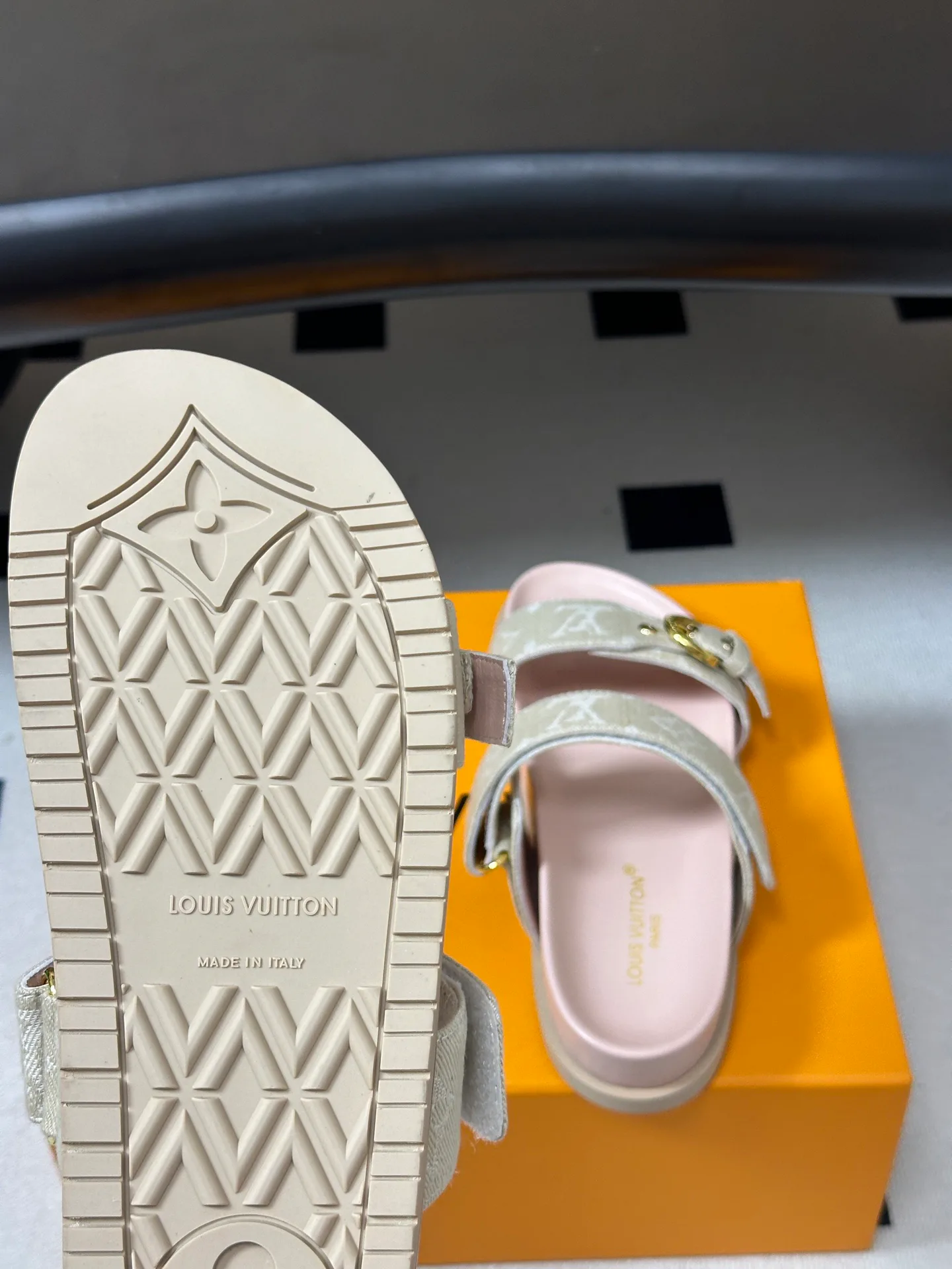 Women's Flip-Flops LOUIS VUITTON 18049598