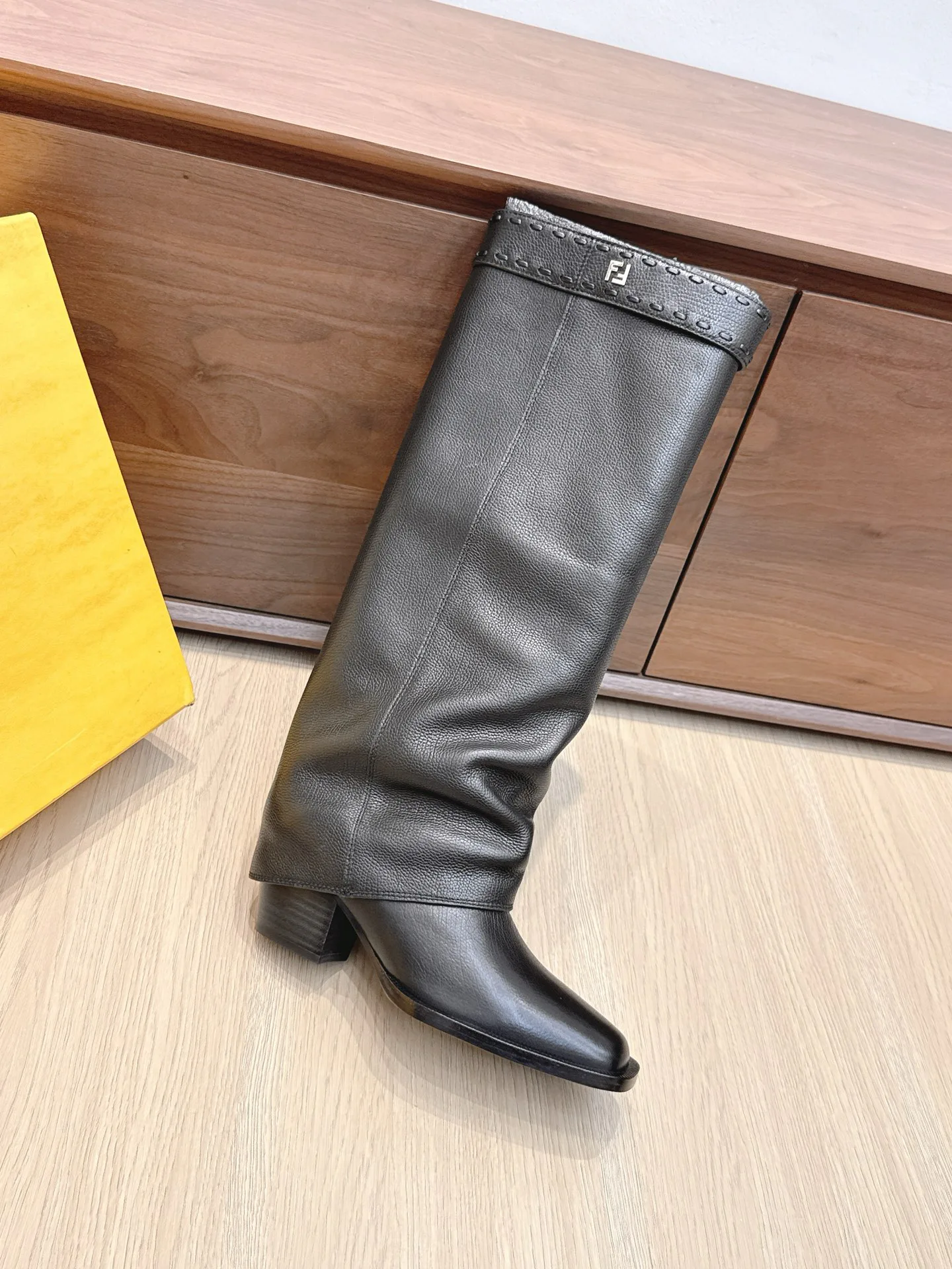 Women's Boots FENDI 18092434