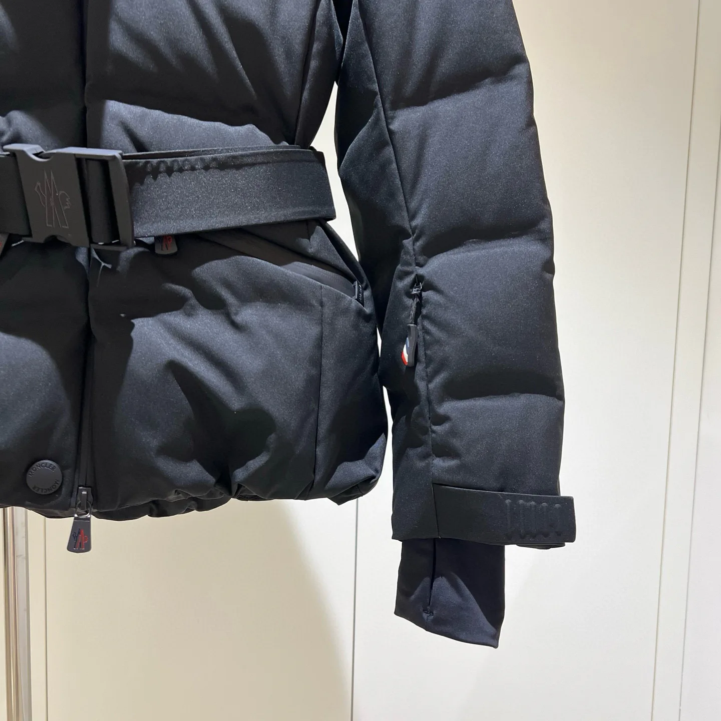 Women's Jackets And Down Jackets MONCLER 18336961