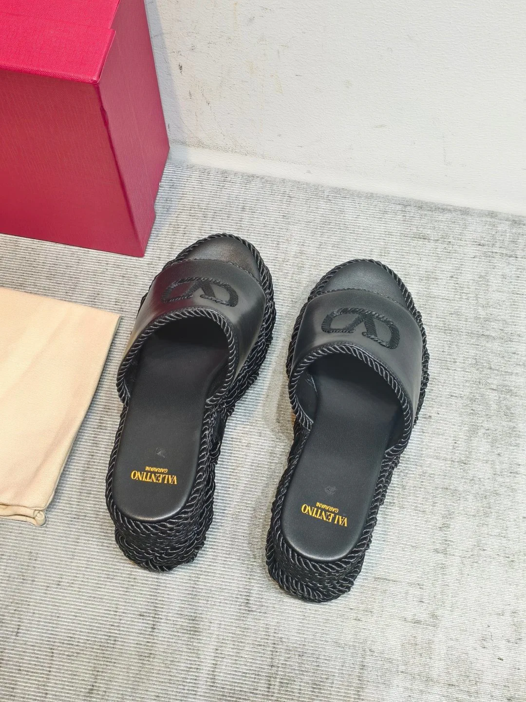 Women's Flip-Flops VALENTINO 18346933