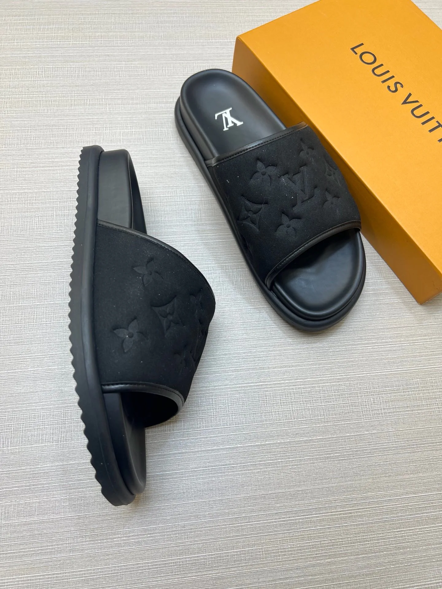 Women's Flip-Flops LOUIS VUITTON 18011809