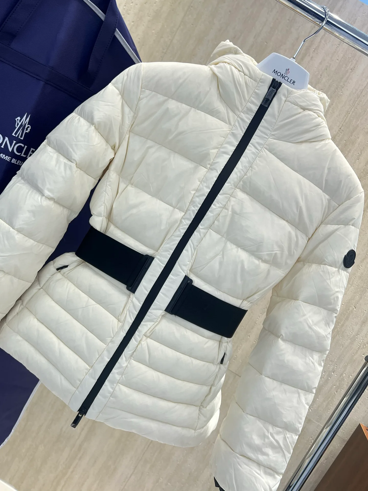 Women's Jackets And Down Jackets MONCLER 18302919