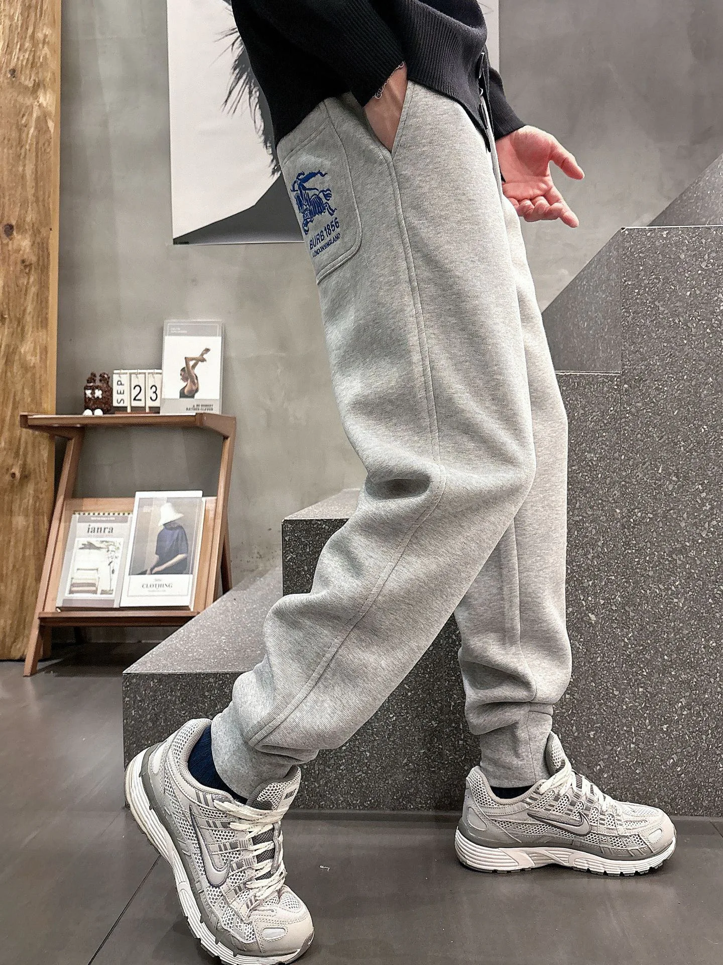 Брюки Мужские Burberry 18596885