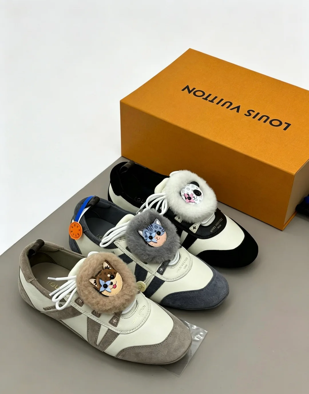 Women's Sneakers LOUIS VUITTON 18006209