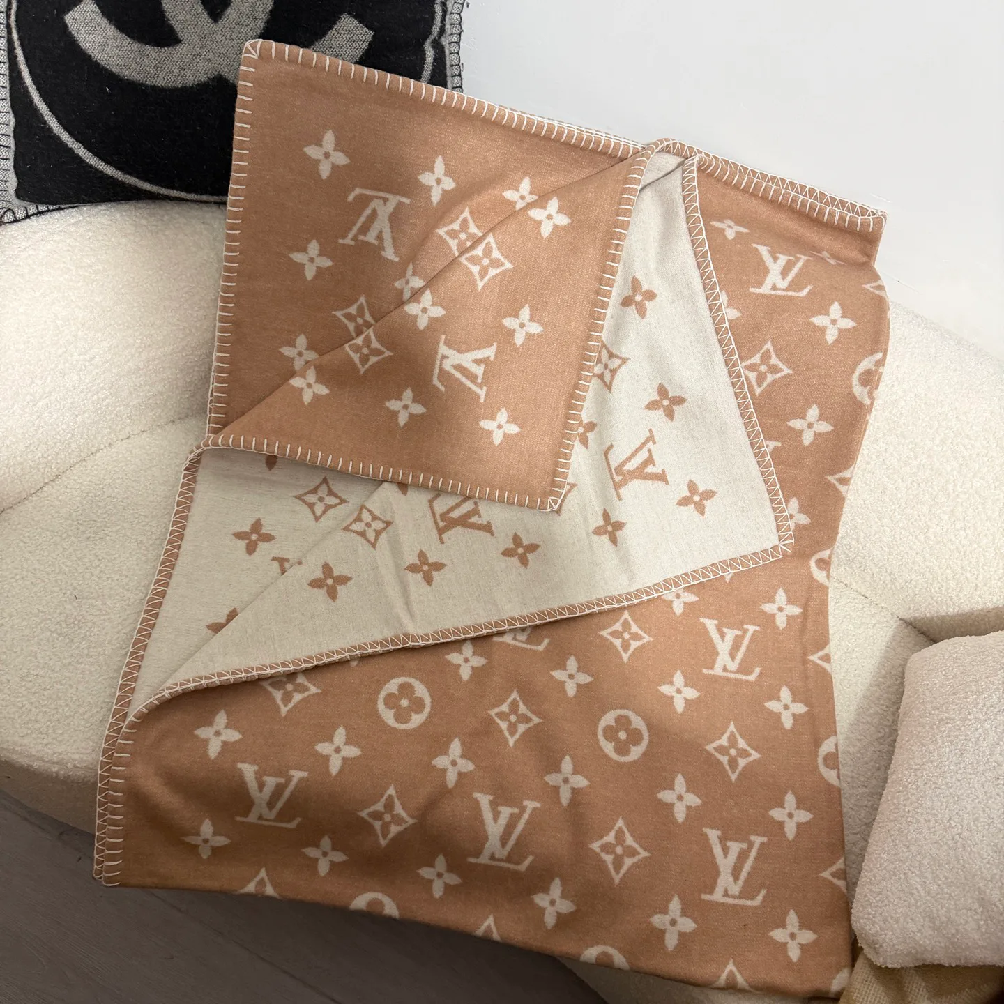 Textiles LOUIS VUITTON 18141146