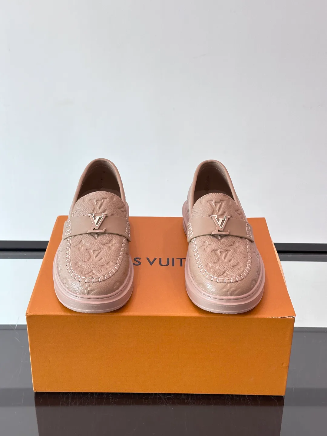 Men's Loafers And Dress Shoes LOUIS VUITTON 18400585