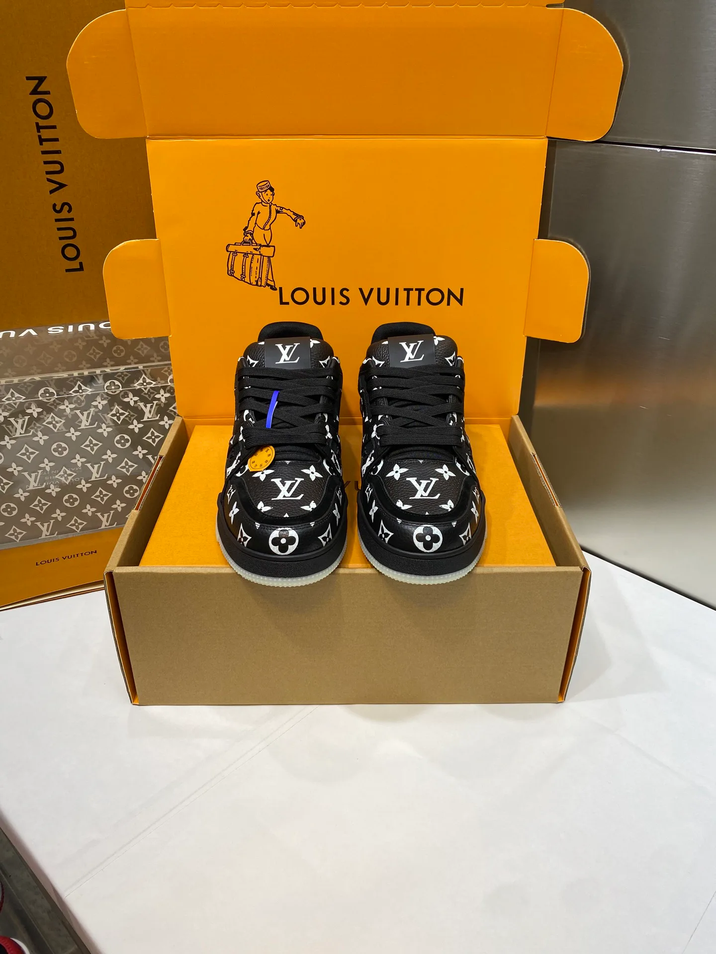 Women's Sneakers LOUIS VUITTON 17969035
