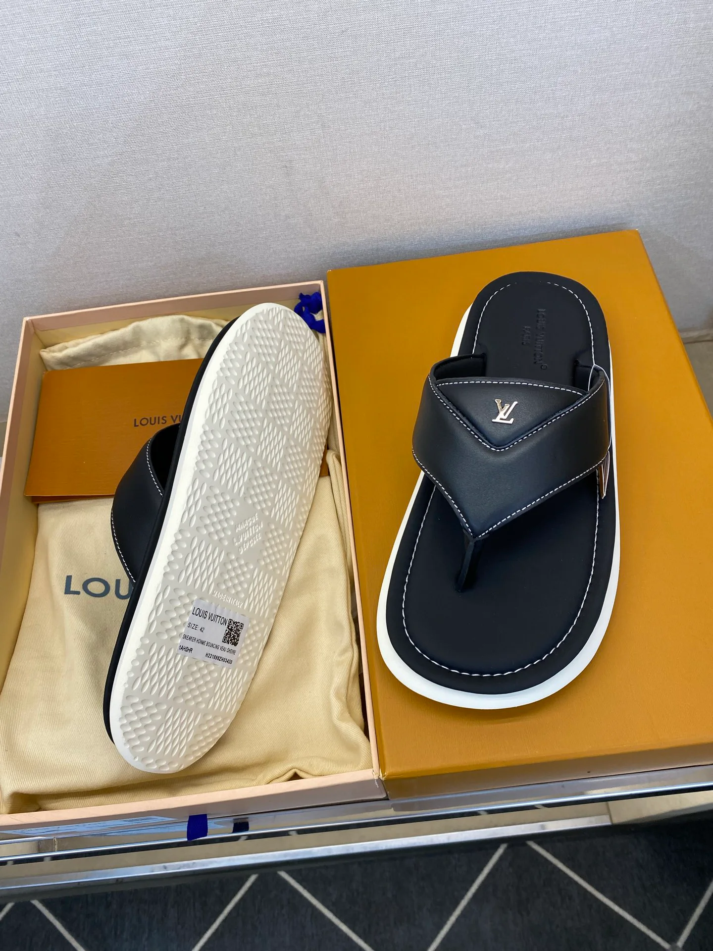 Men's Flip-Flops LOUIS VUITTON 17706371
