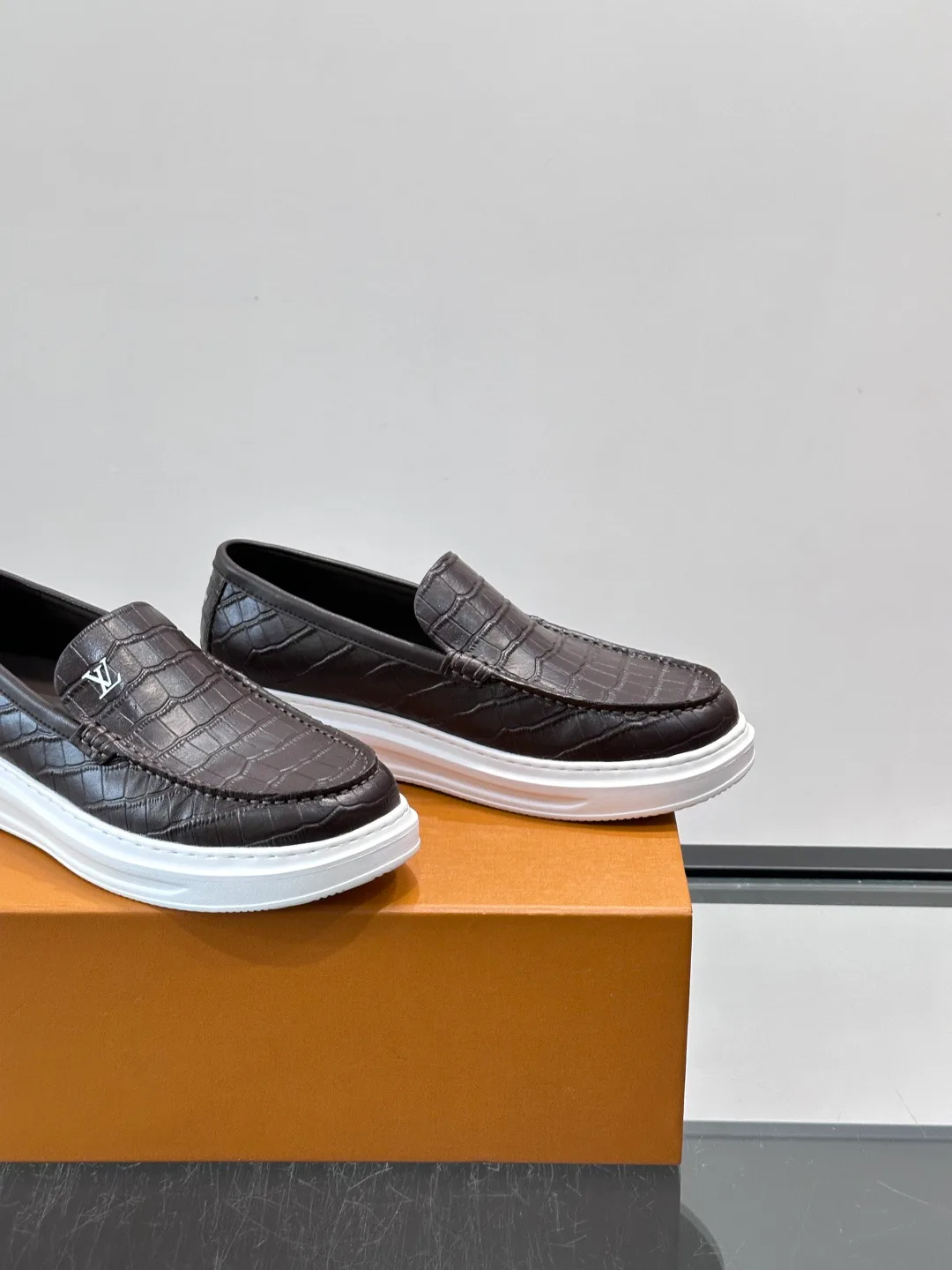 Men's Loafers And Dress Shoes LOUIS VUITTON 17806106