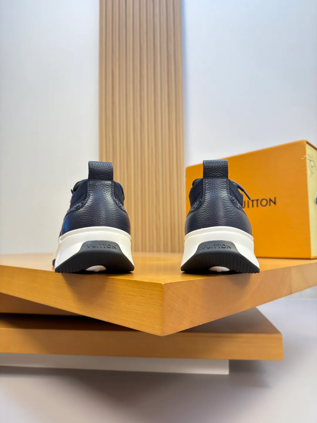Men's Sneakers LOUIS VUITTON 18142544
