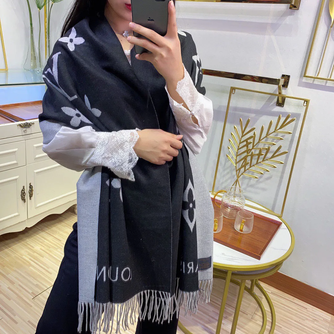 Scarves LOUIS VUITTON 18105680