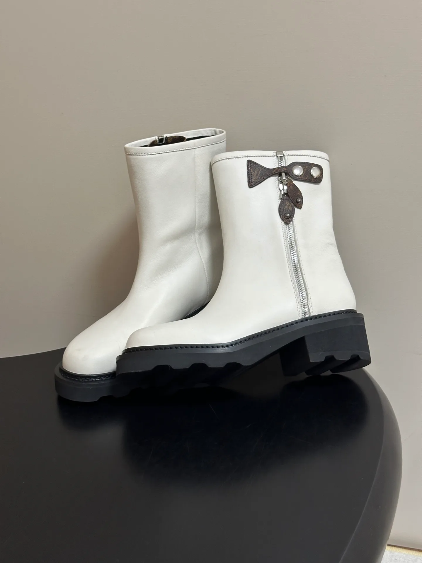Women's Booties LOUIS VUITTON 18392527