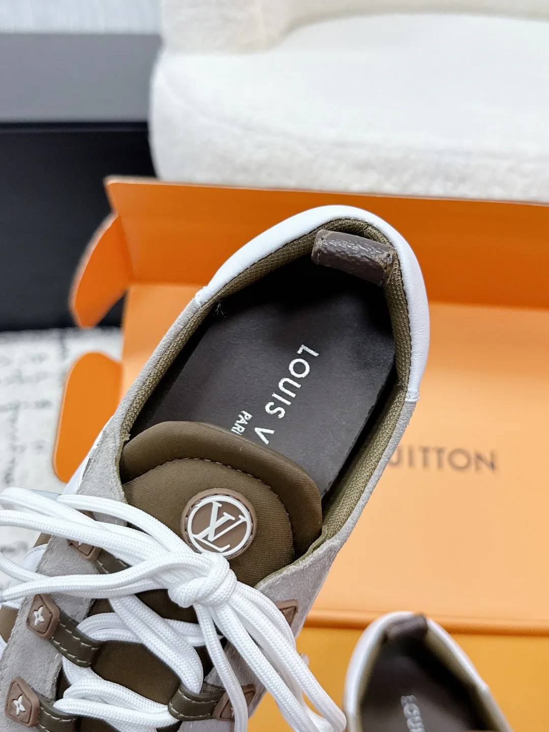 Women's Sneakers LOUIS VUITTON 18409651